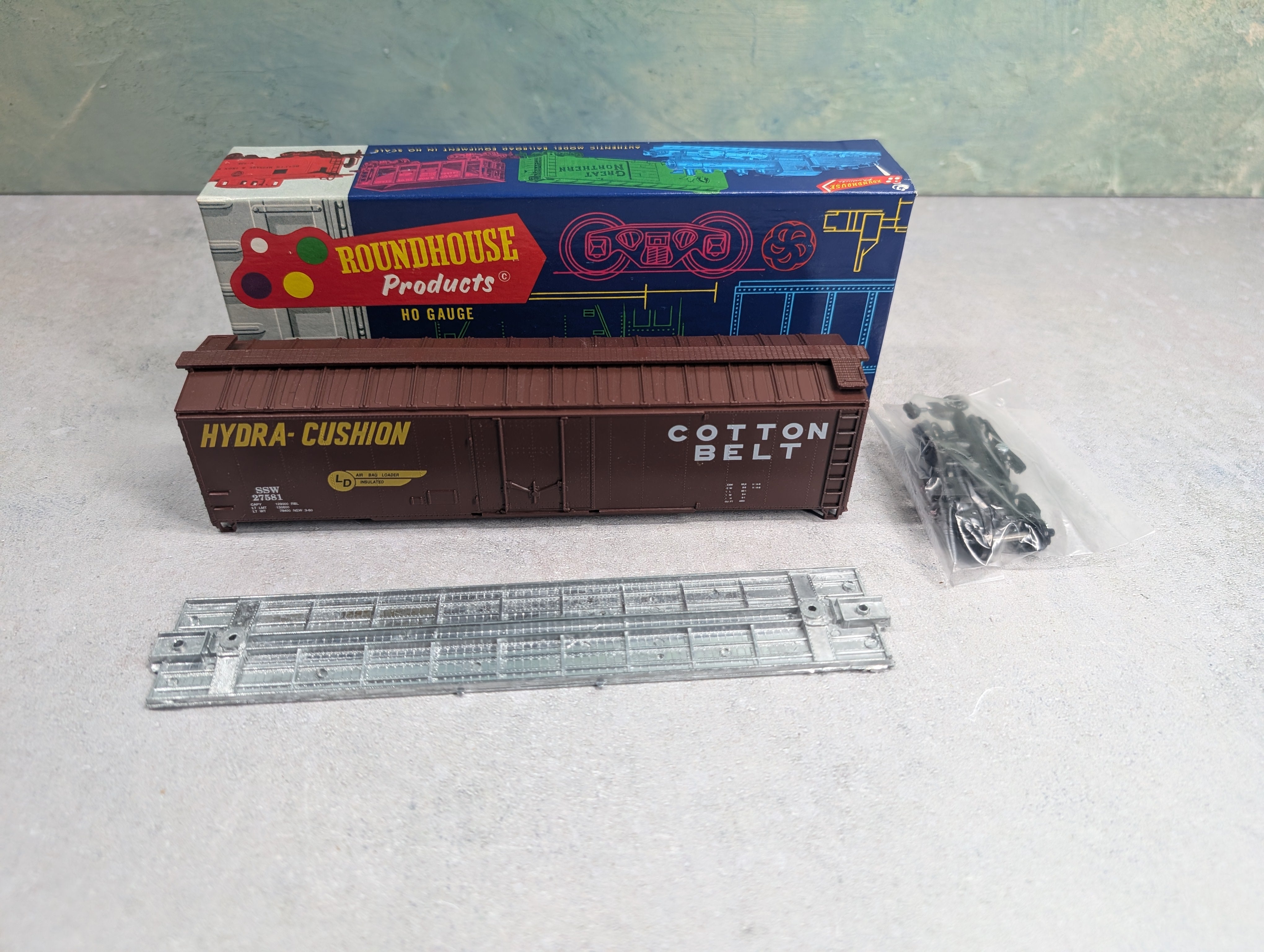 USED Roundhouse 7730 HO Scale 50' Plug Door Box Car Cotton Belt SSW #27581 KIT