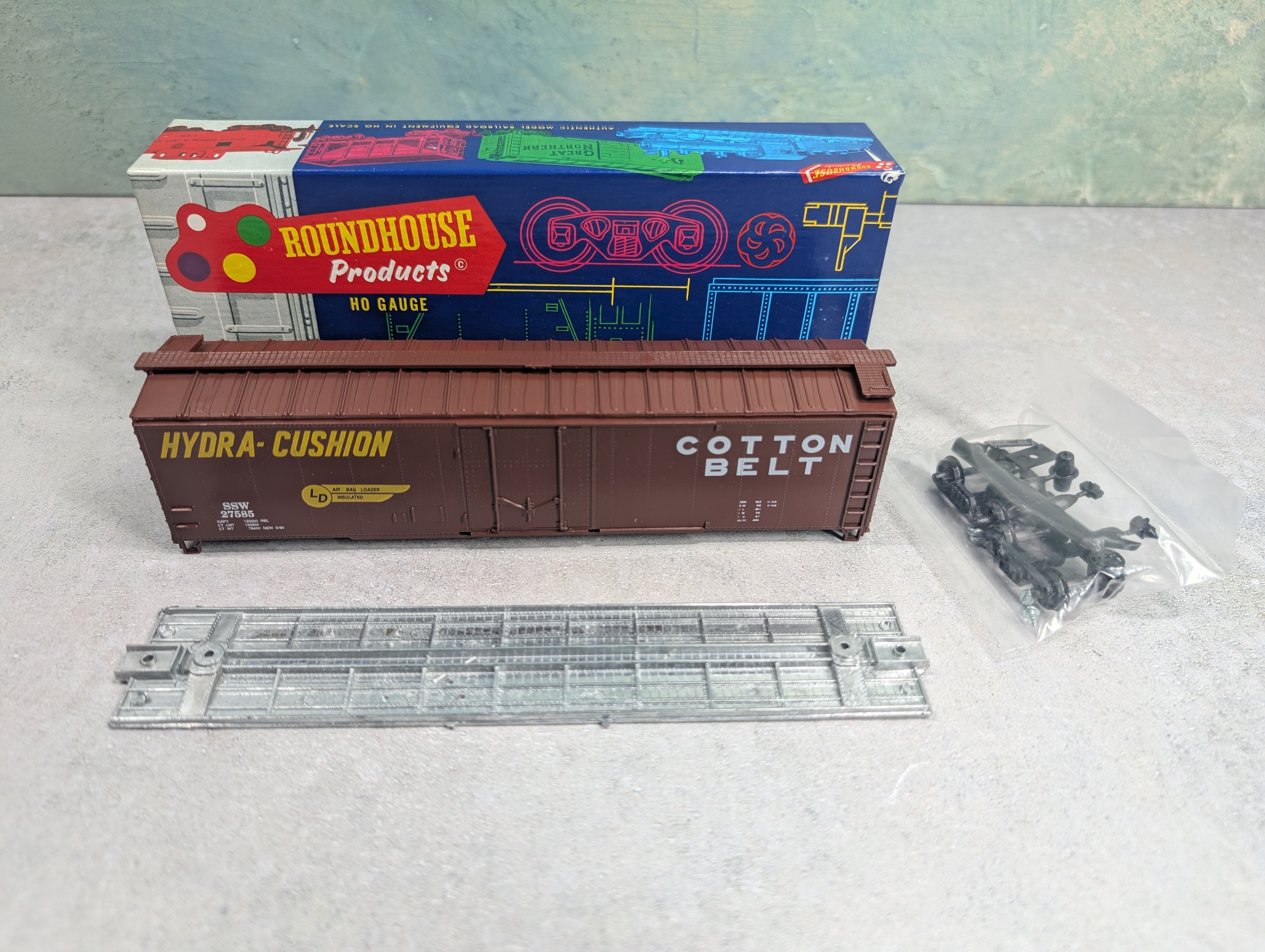 USED Roundhouse 7730 HO Scale 50' Plug Door Box Car Cotton Belt SSW #27585 KIT
