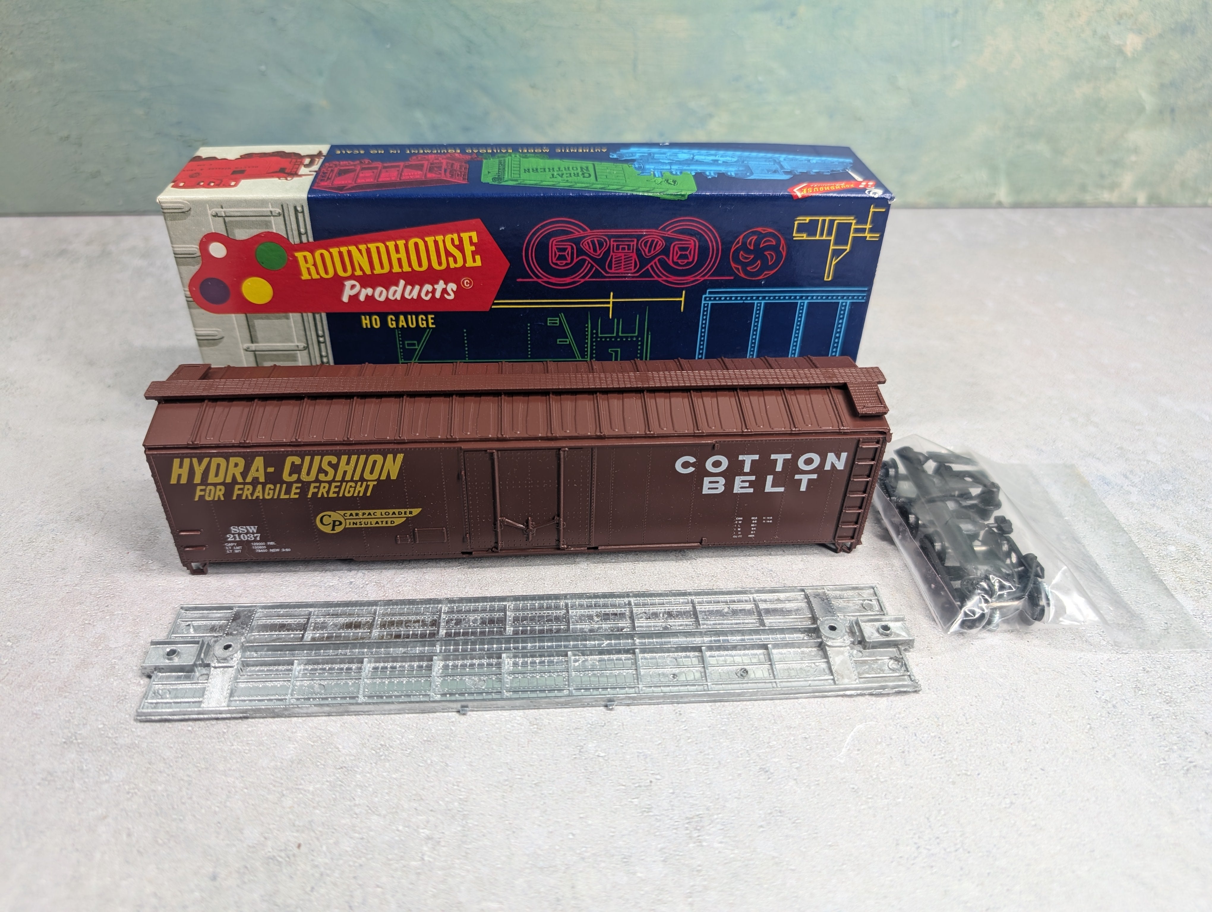 USED Roundhouse 7731 HO Scale 50' Plug Door Box Car Cotton Belt SSW #21037 KIT