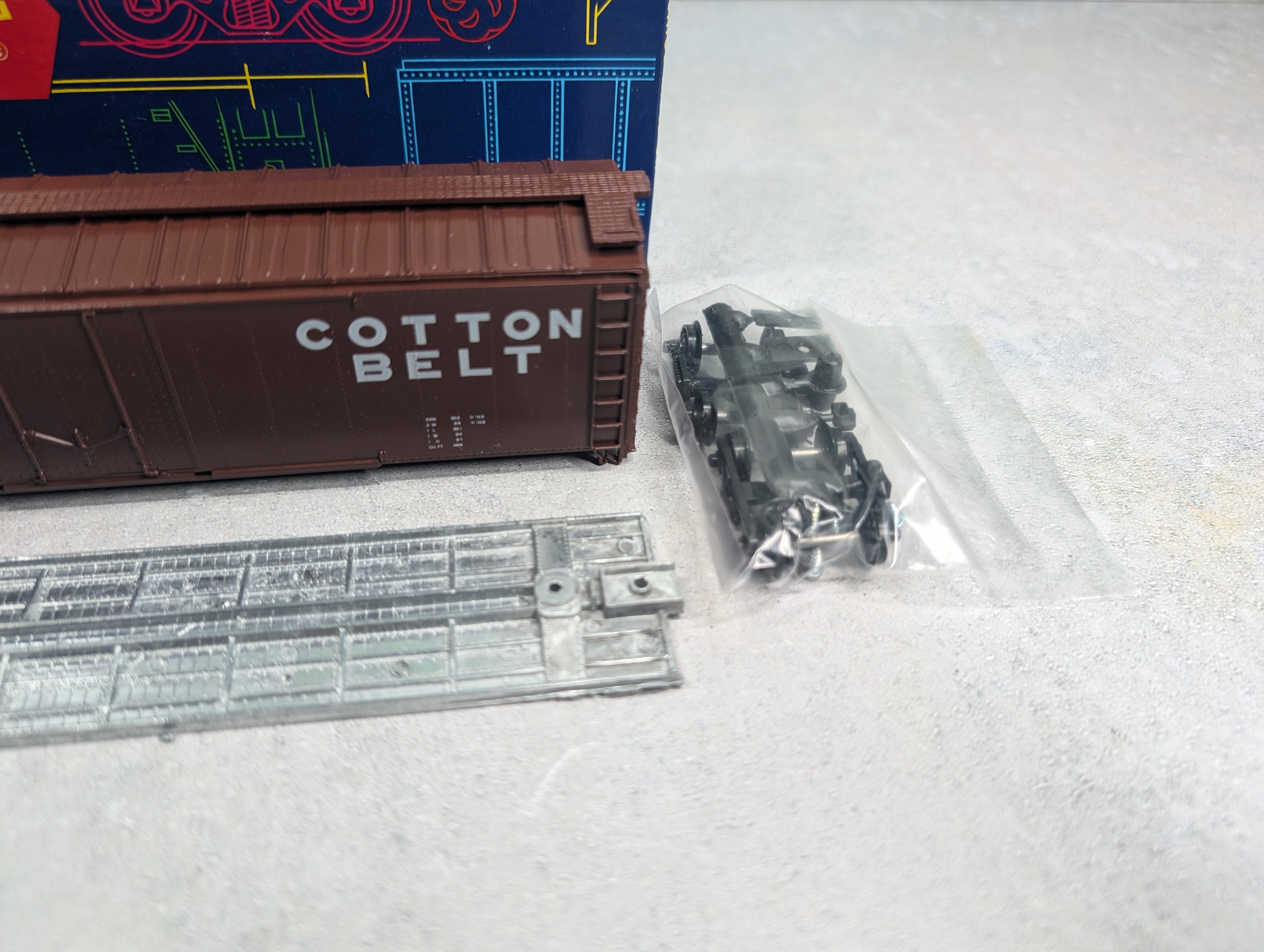 USED Roundhouse 7731 HO Scale 50' Plug Door Box Car Cotton Belt SSW #21037 KIT