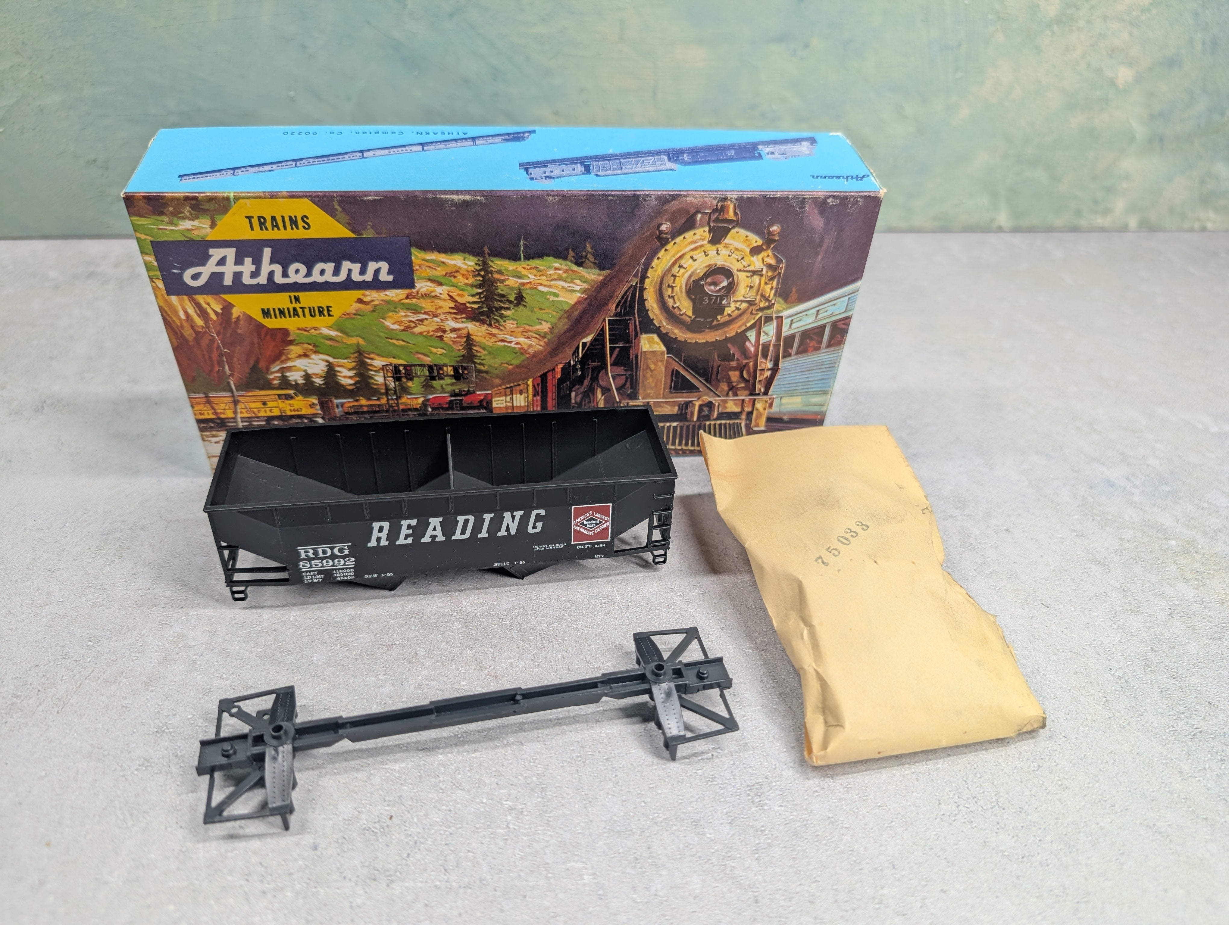 USED Athearn #1317 HO Scale 34' 2-Bay Flat-End Hopper Reading RDG #85992 Bev-Bel KIT