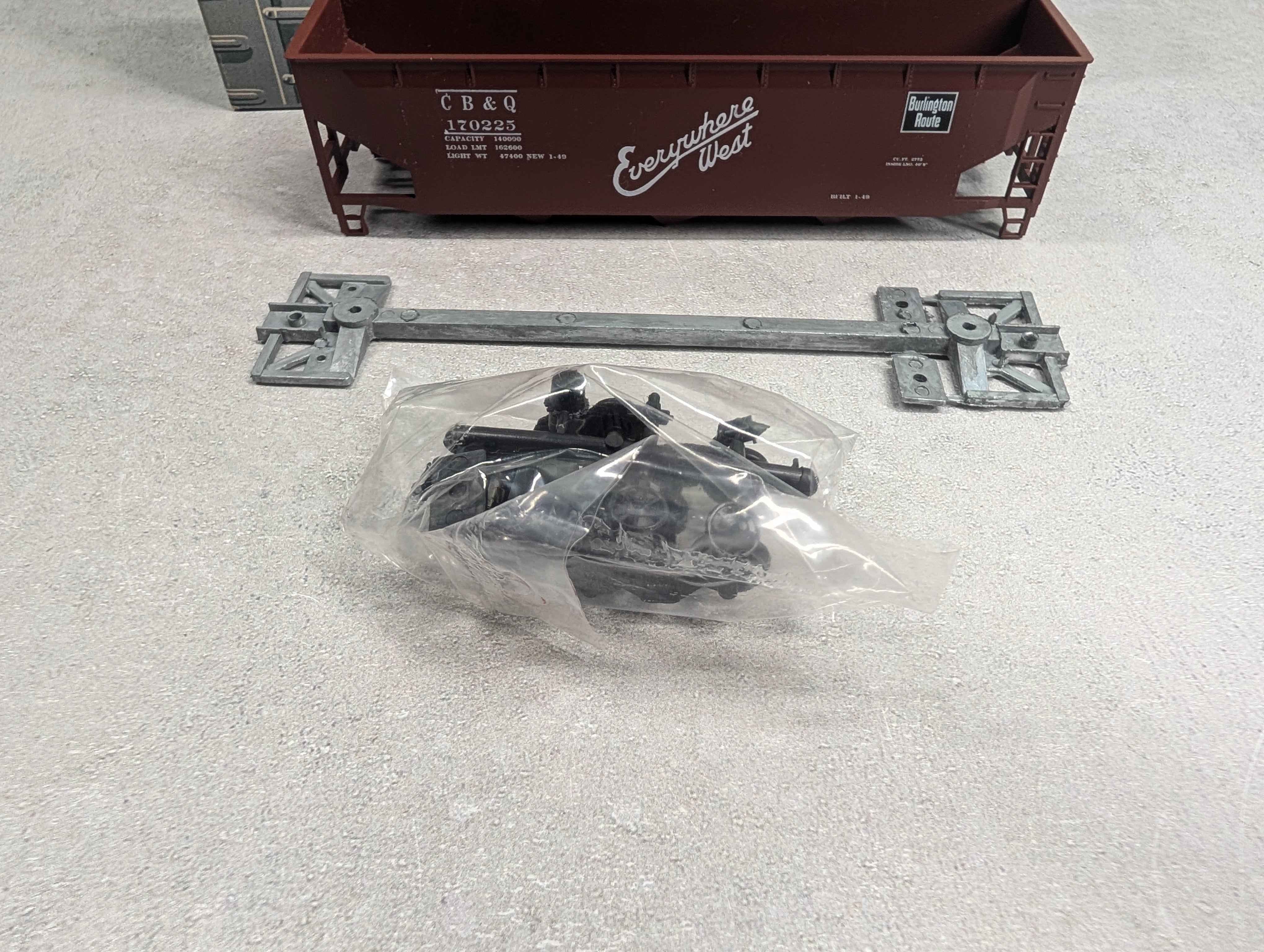 USED Roundhouse 1621 HO Scale 40' 3-Bay Offset Hopper Burlington CB&Q #170225 KIT