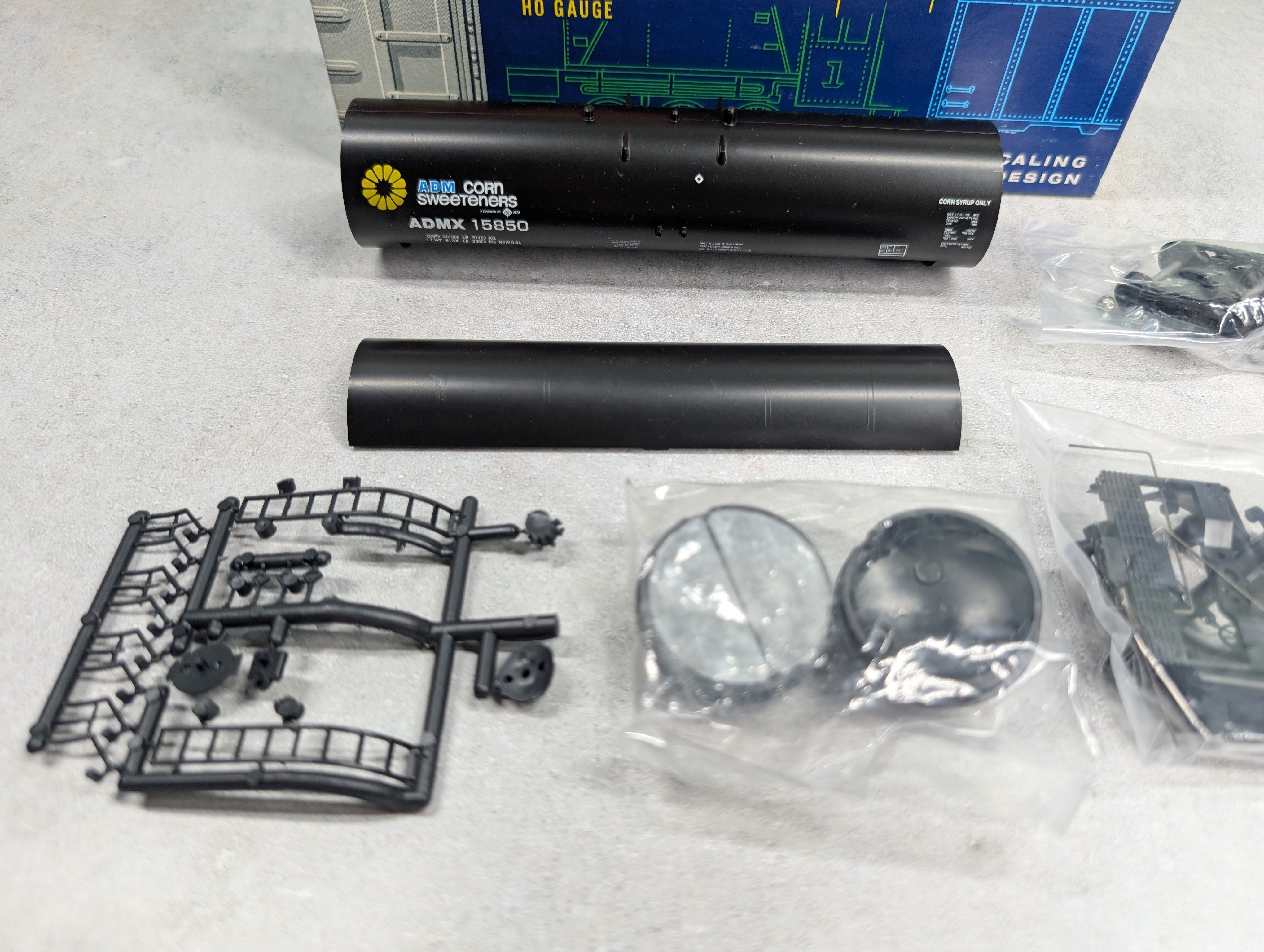 USED Roundhouse 3248 HO Scale 50' Tank Car ADM ADMX #15850 KIT