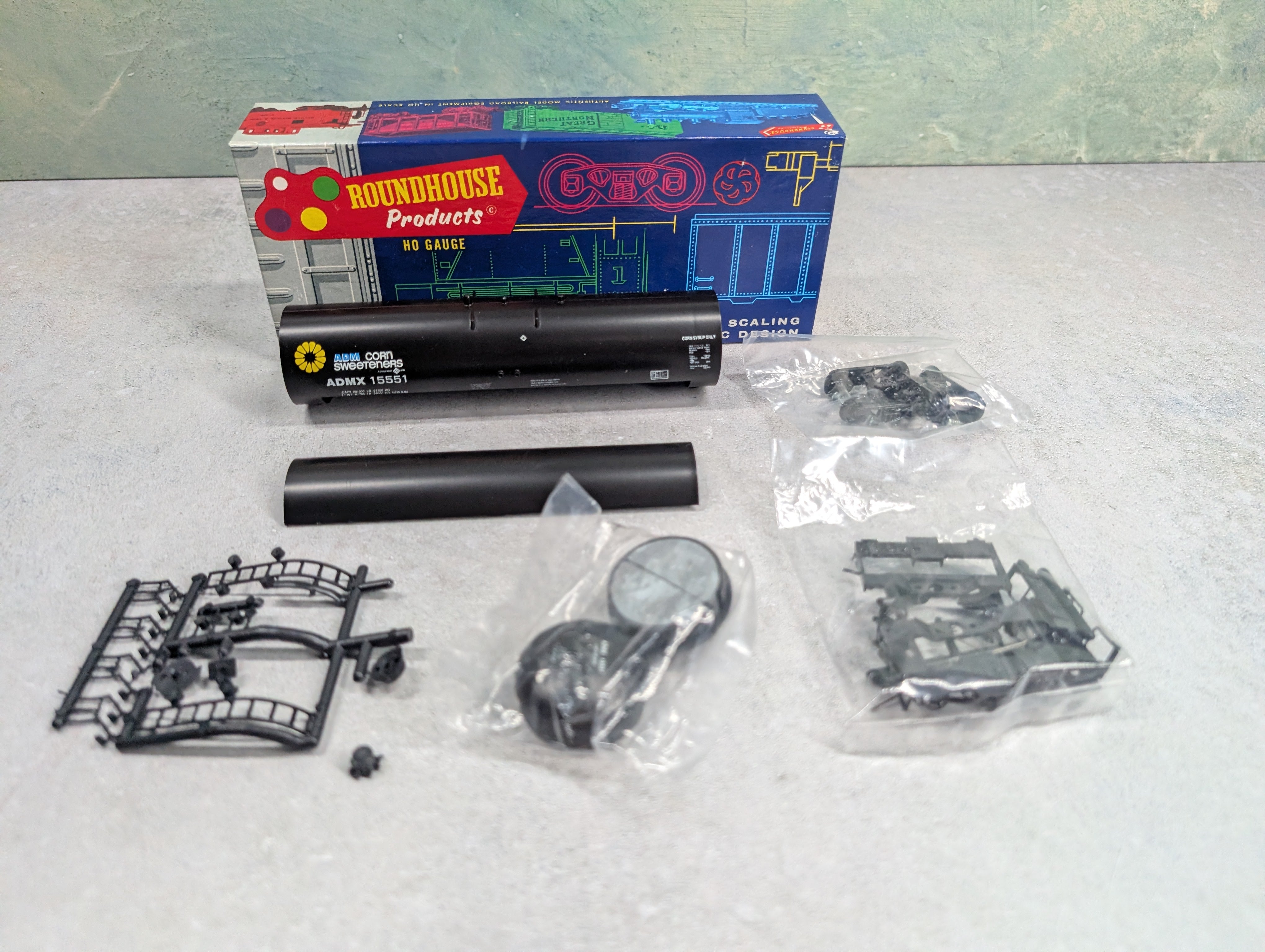 USED Roundhouse 3248 HO Scale 50' Tank Car ADM ADMX #15551 KIT