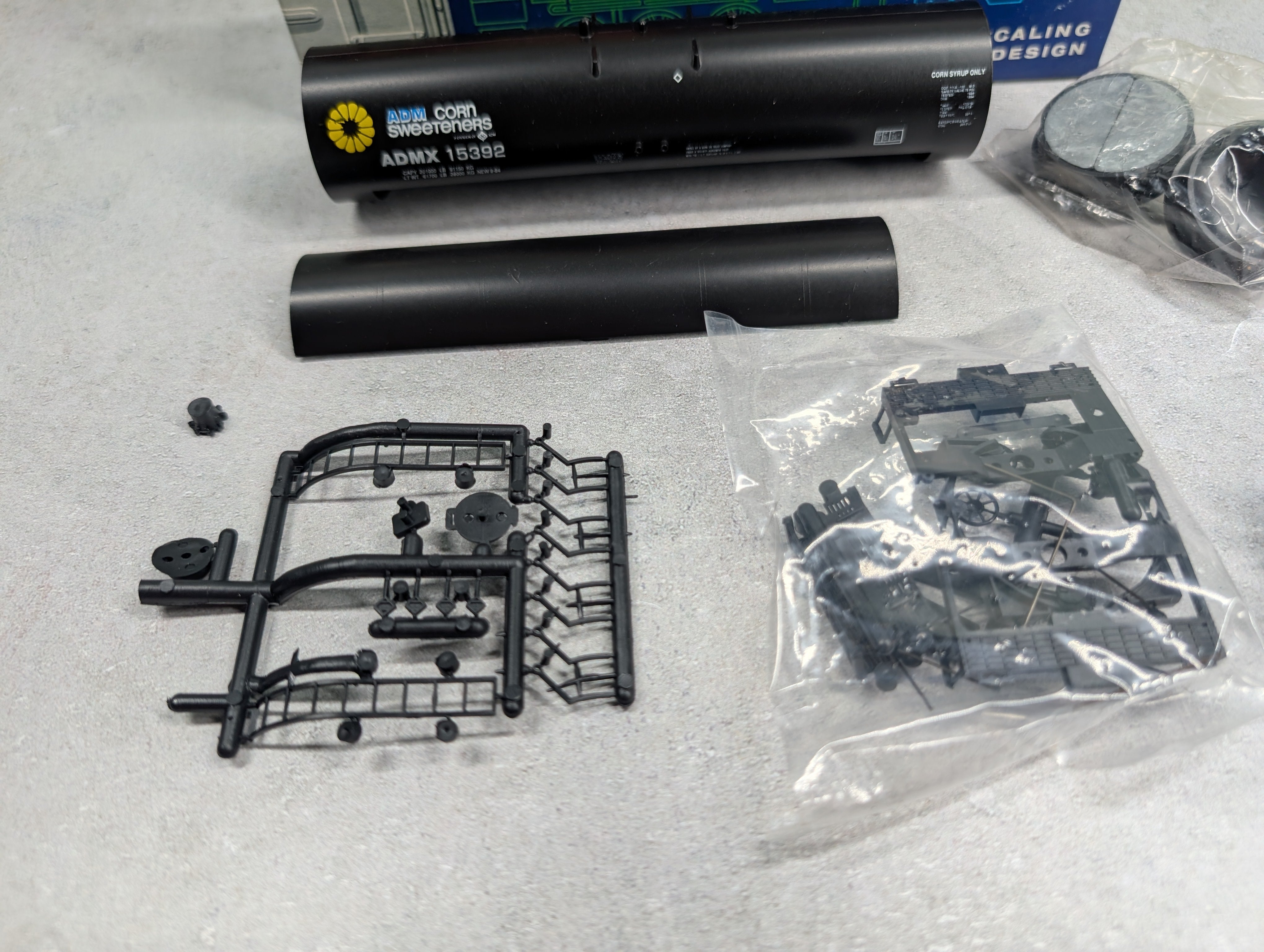 USED Roundhouse 3248 HO Scale 50' Tank Car ADM ADMX #15392 KIT