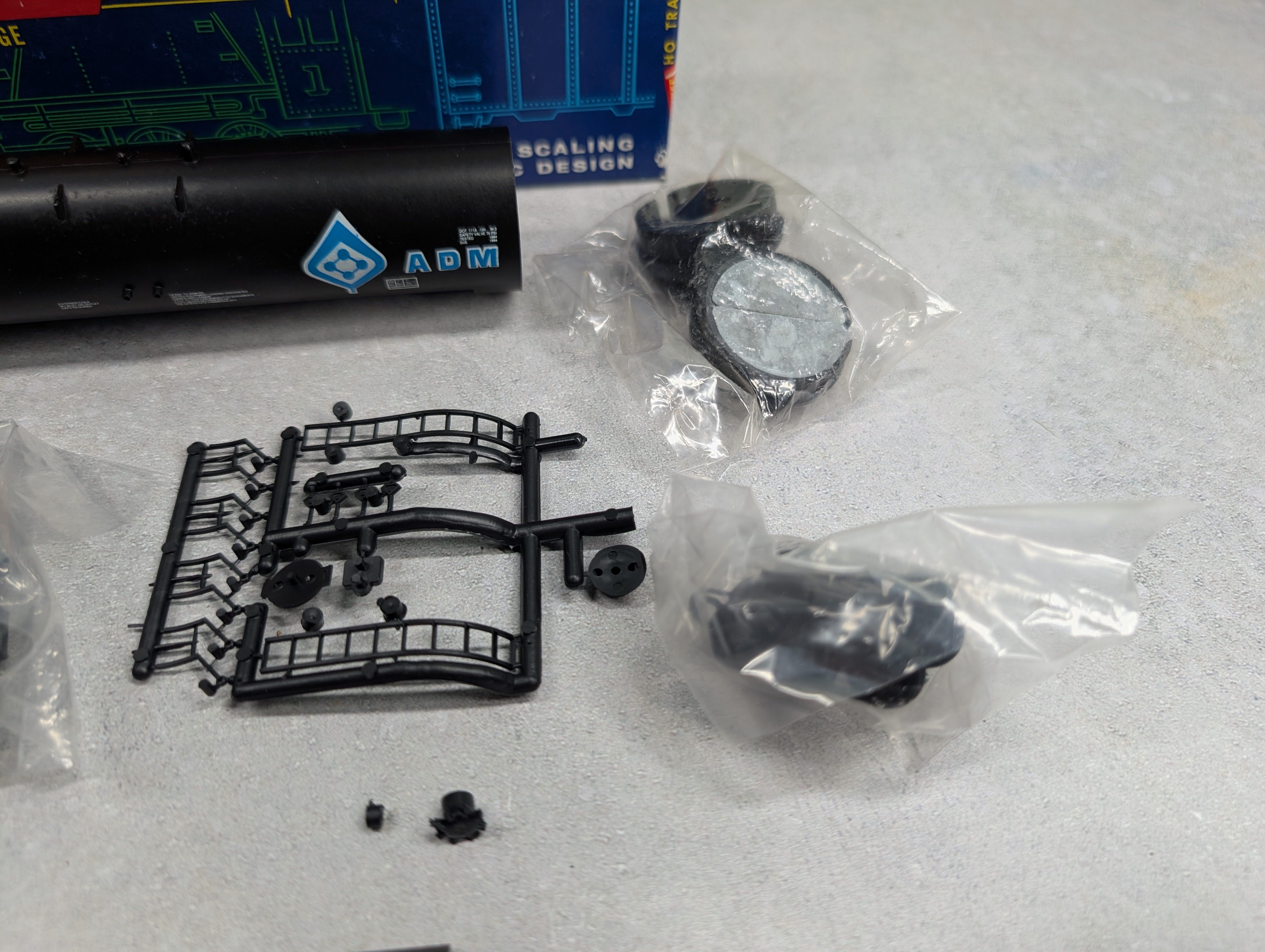 USED Roundhouse 3250 HO Scale 50' Tank Car ADM UELX #78627 KIT