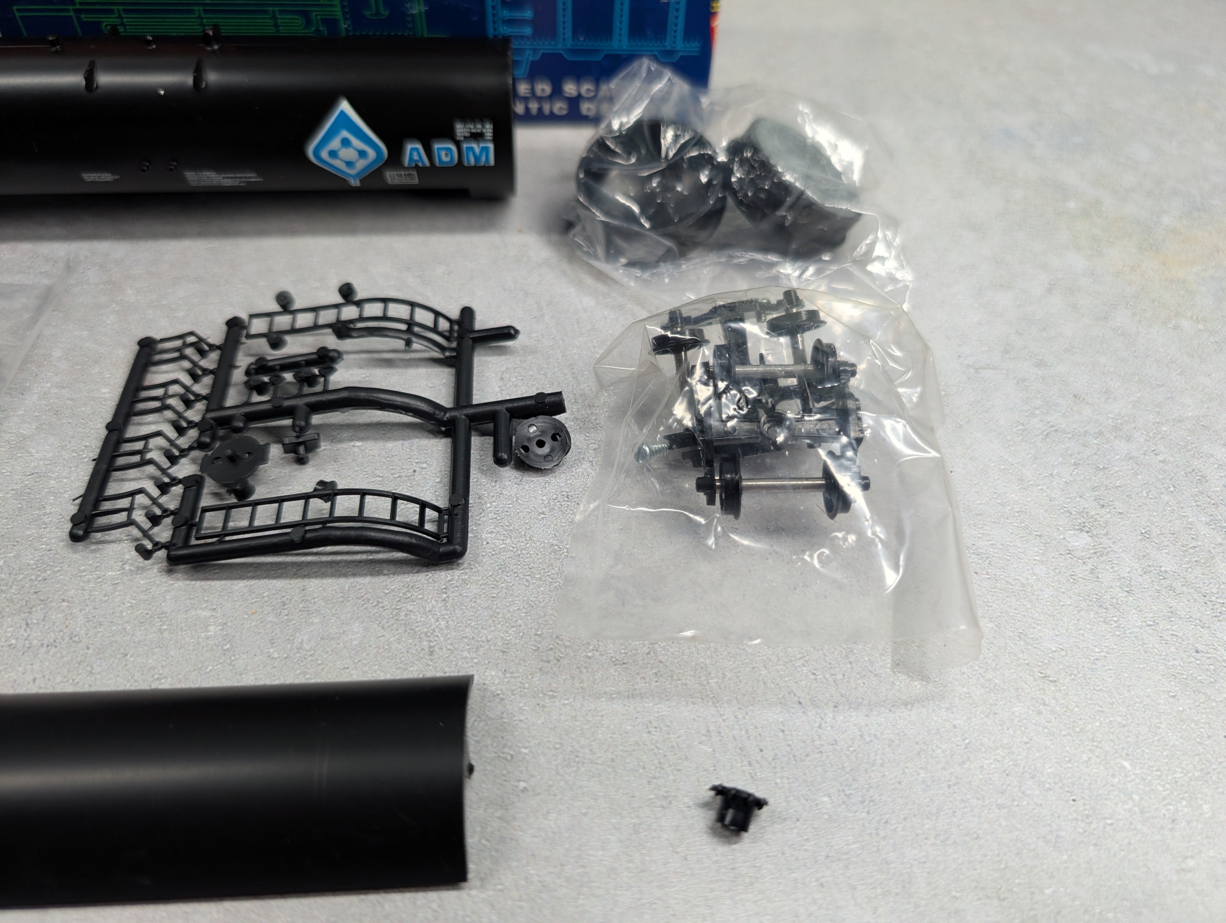 USED Roundhouse 3250 HO Scale 50' Tank Car ADM UELX #78606 KIT