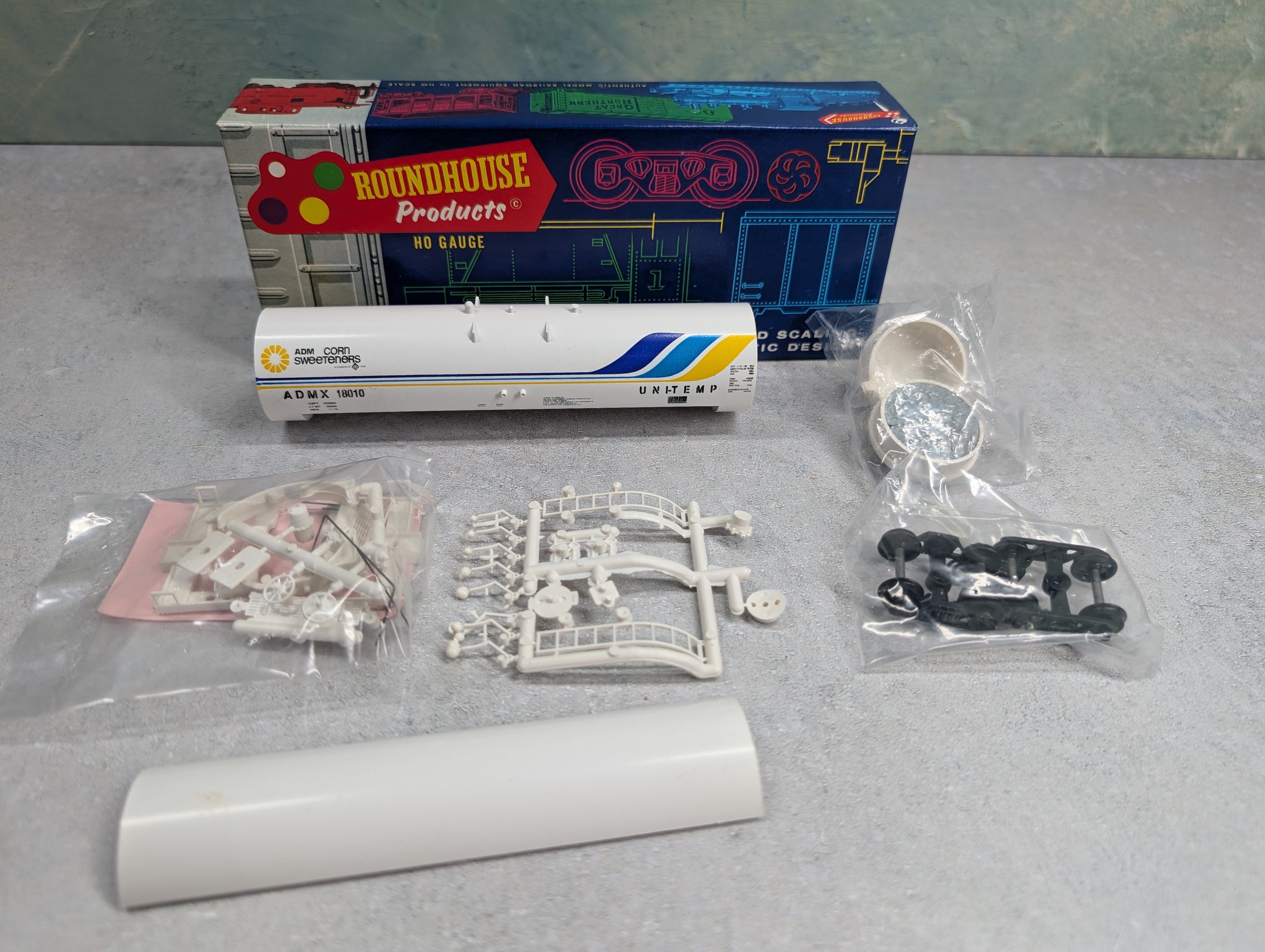 USED Roundhouse 3251 HO Scale 50' Tank Car ADM ADMX #18010 Unitemp KIT