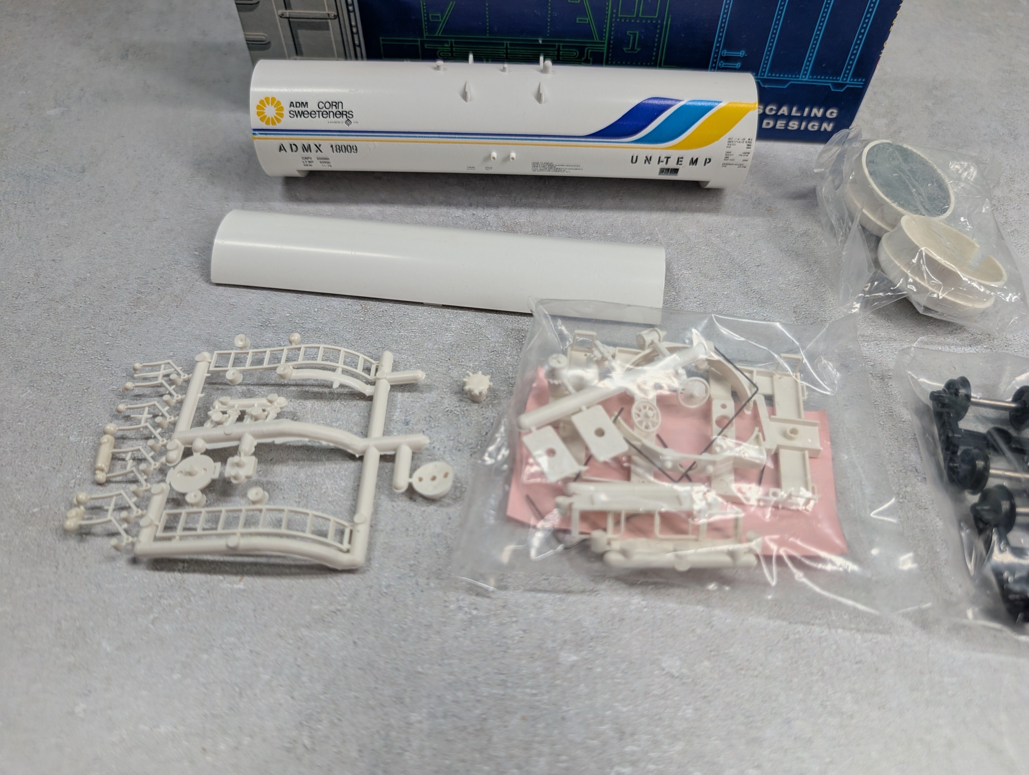 USED Roundhouse 3251 HO Scale 50' Tank Car ADM ADMX #18009 Unitemp KIT