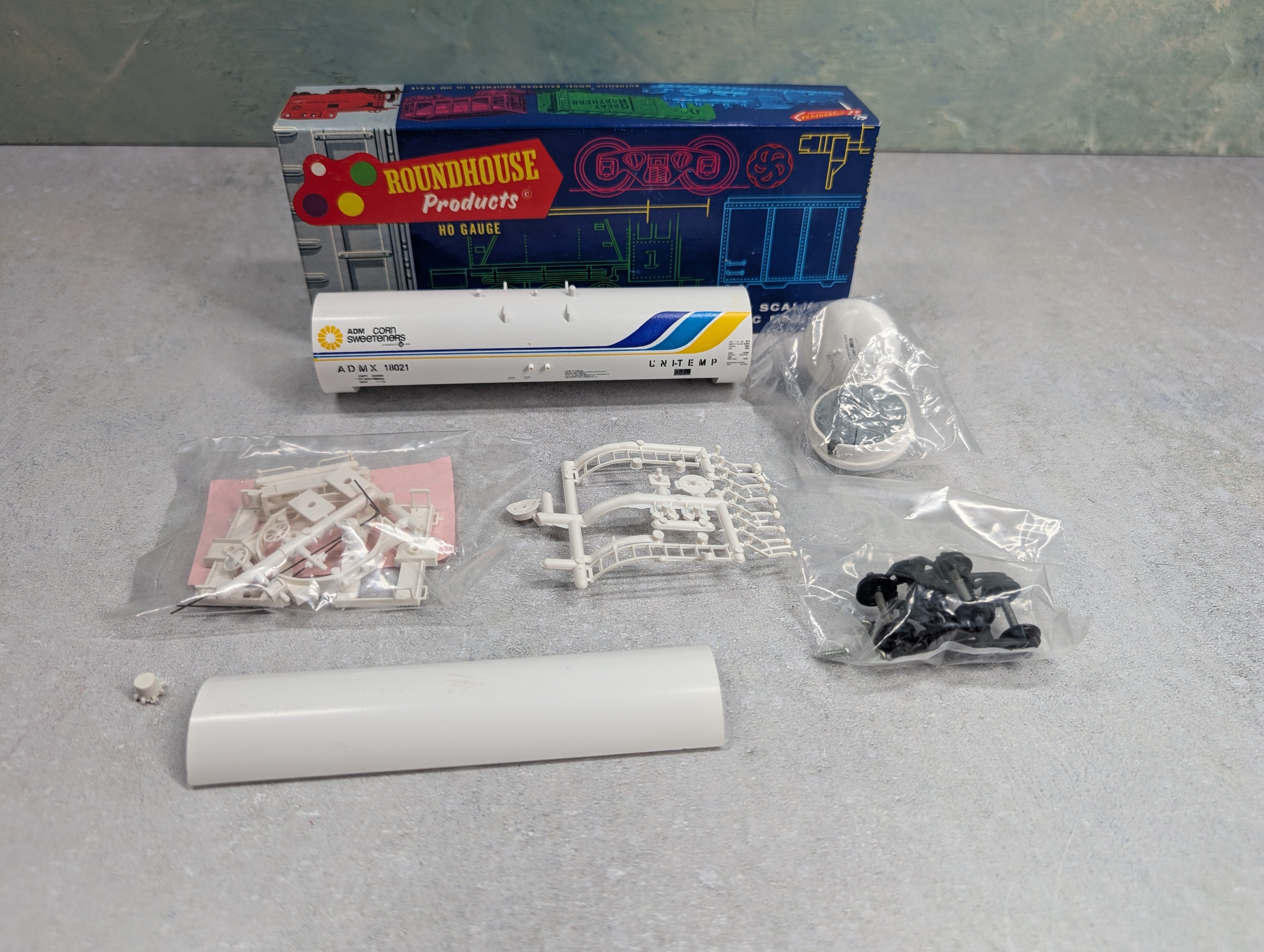 USED Roundhouse 3251 HO Scale 50' Tank Car ADM ADMX #18021 Unitemp KIT