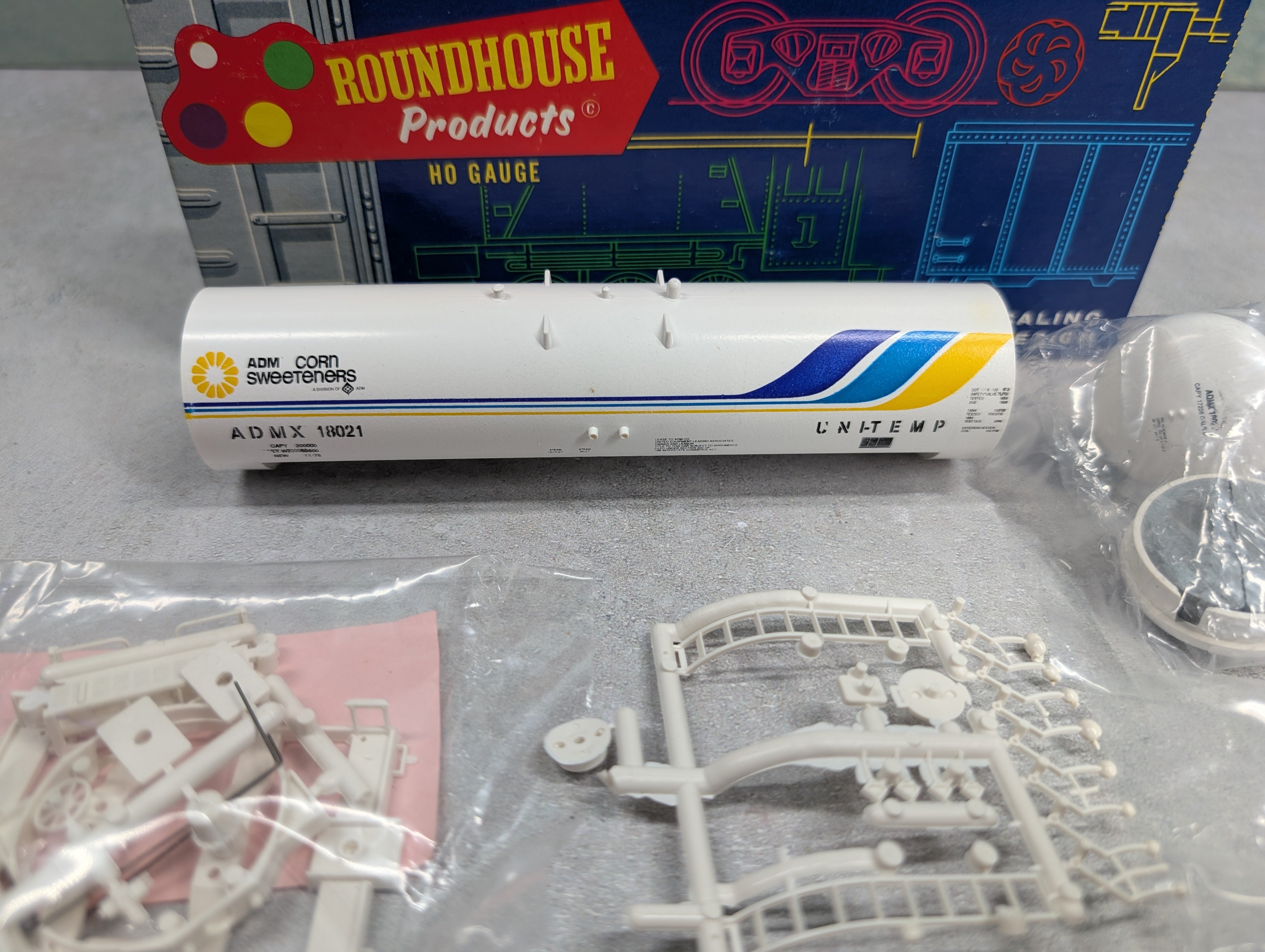 USED Roundhouse 3251 HO Scale 50' Tank Car ADM ADMX #18021 Unitemp KIT