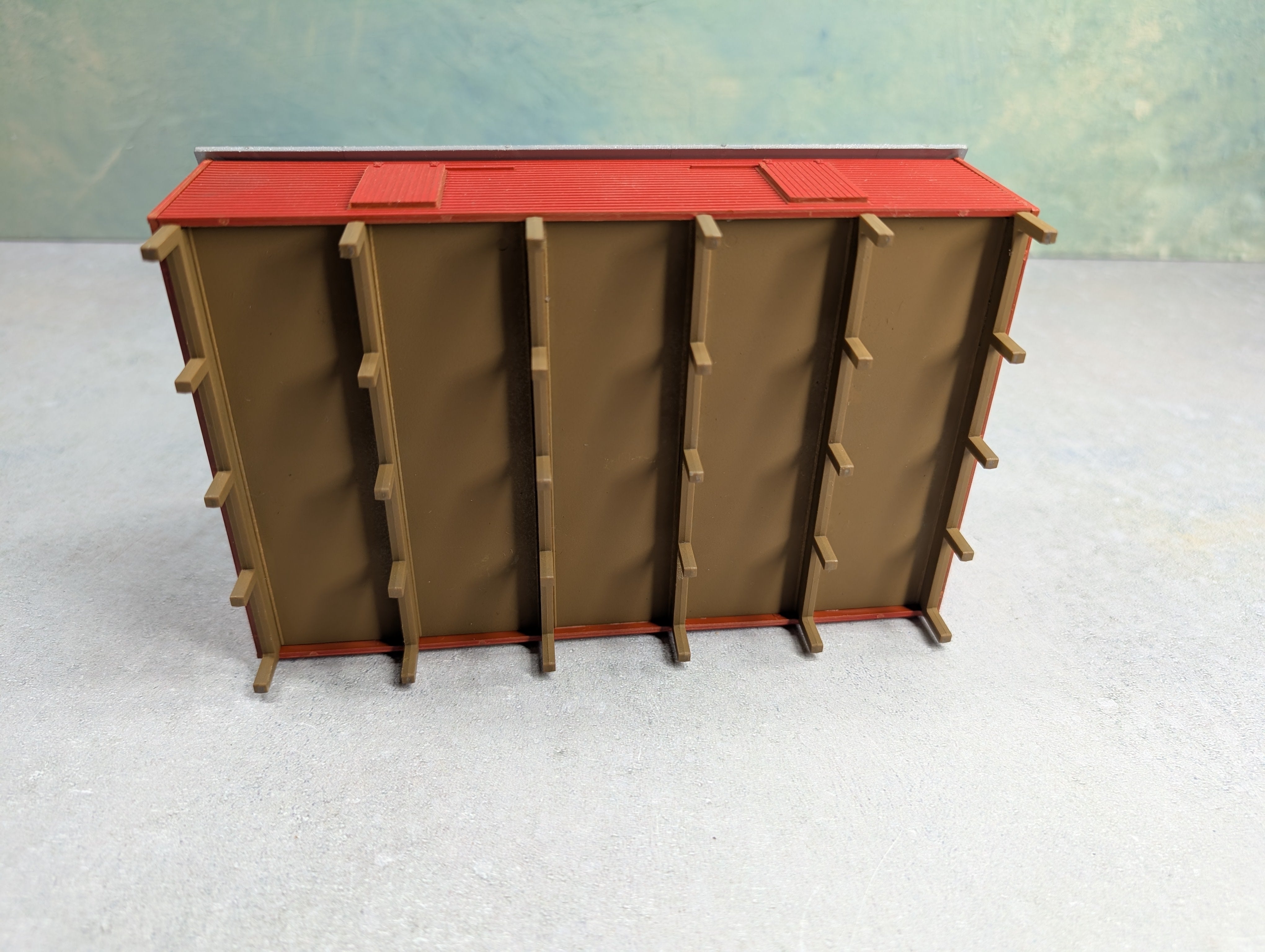 USED HO Scale Raised Red Barn