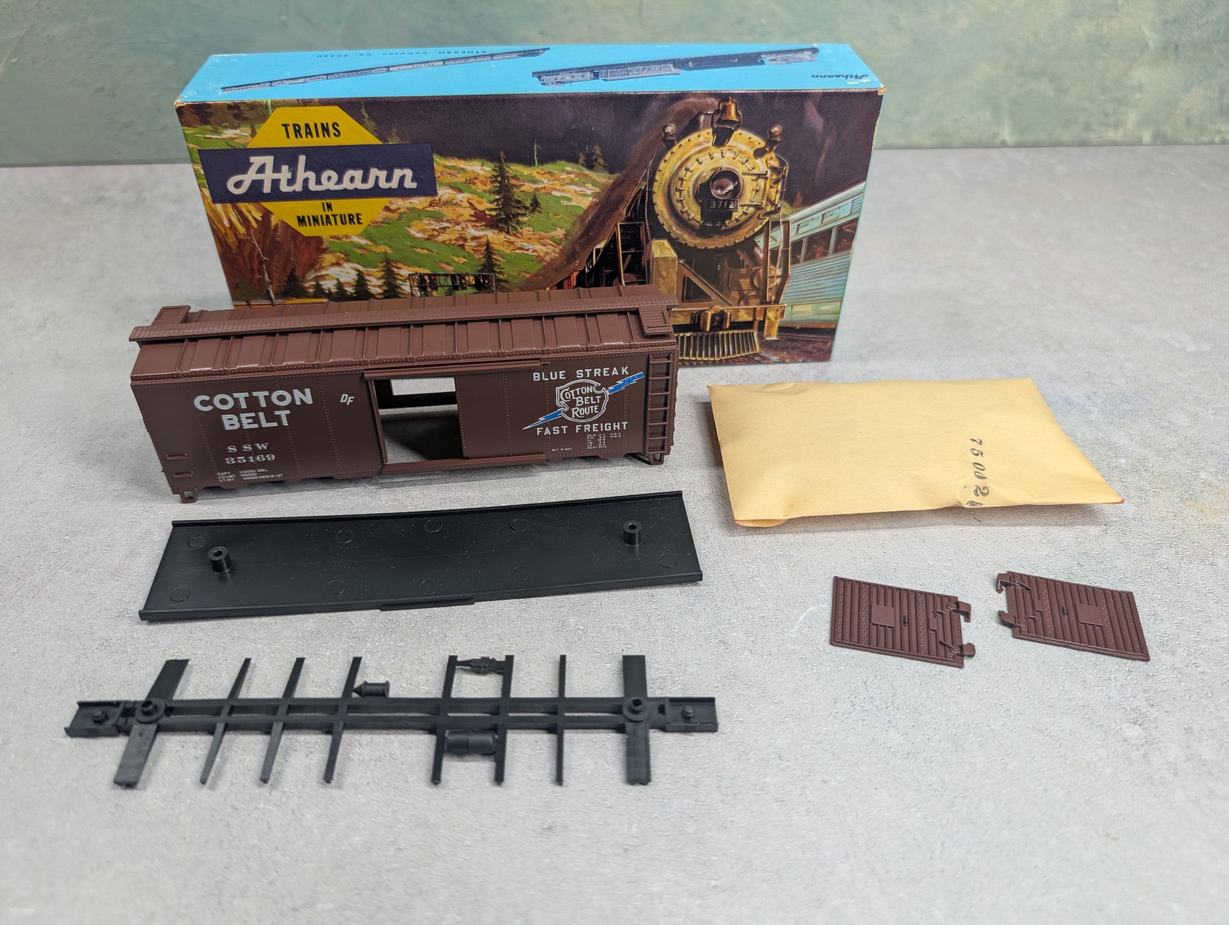 USED Athearn #296-1 HO Scale 40' Box Car Cotton Belt SSW #35169 Bev-Bel KIT