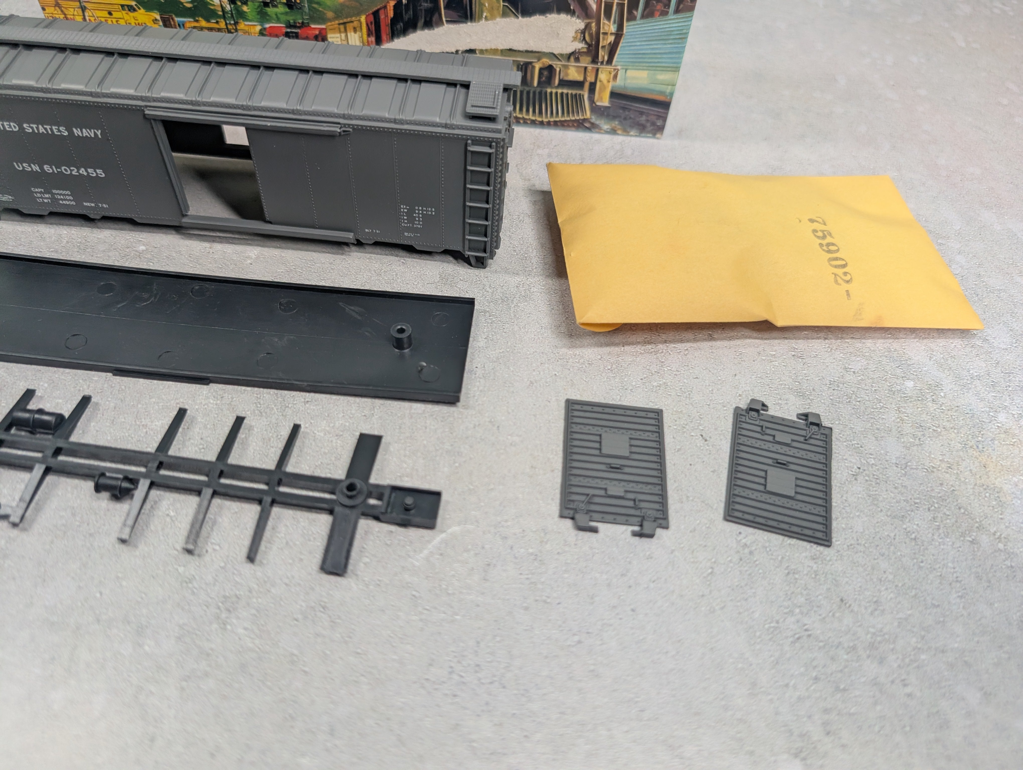 USED Athearn #2315 HO Scale 40' Box Car United States Navy USN #61-02455 Bev-Bel KIT