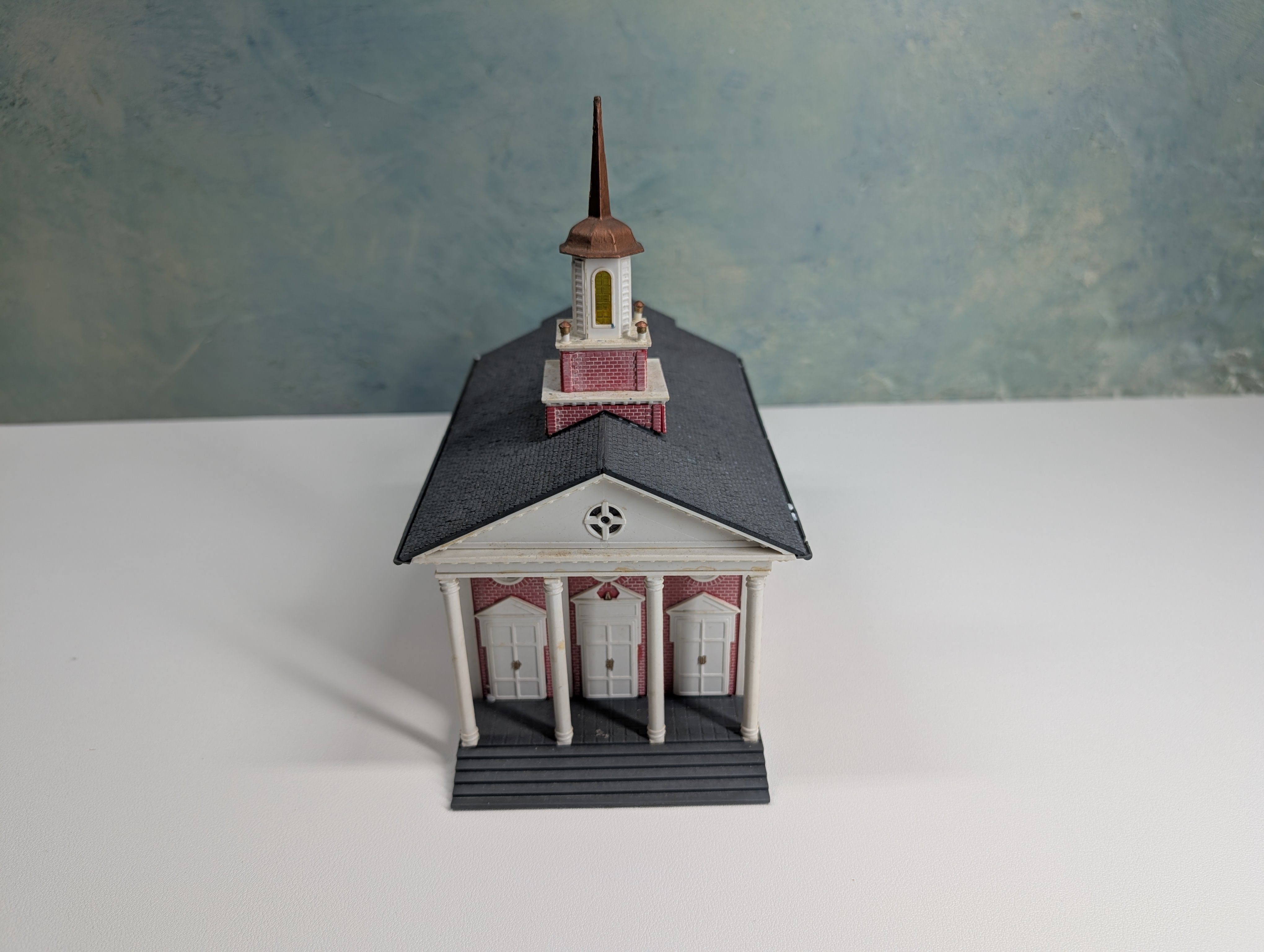 USED HO Scale Large Church, Brick Church