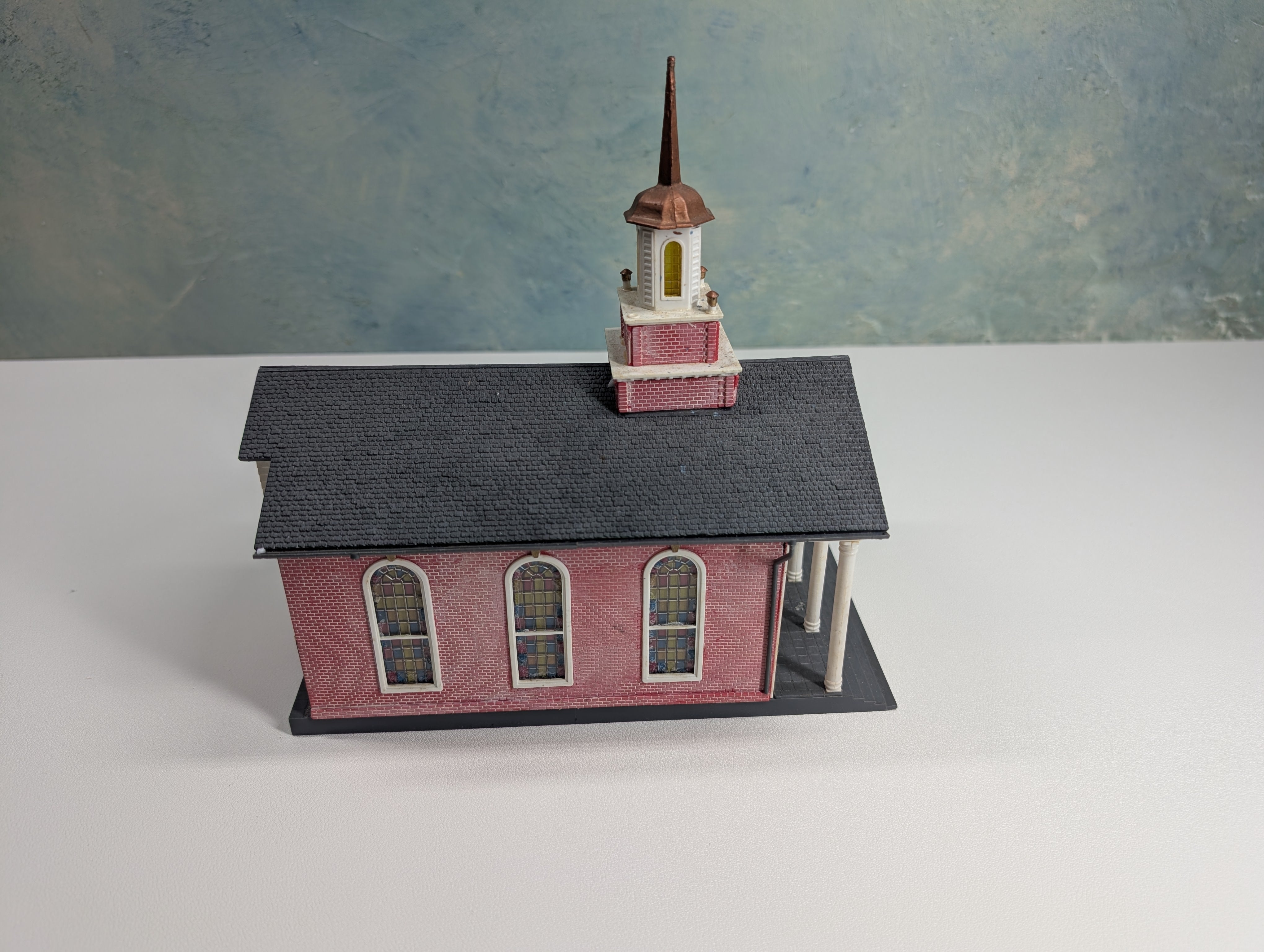 USED HO Scale Large Church, Brick Church