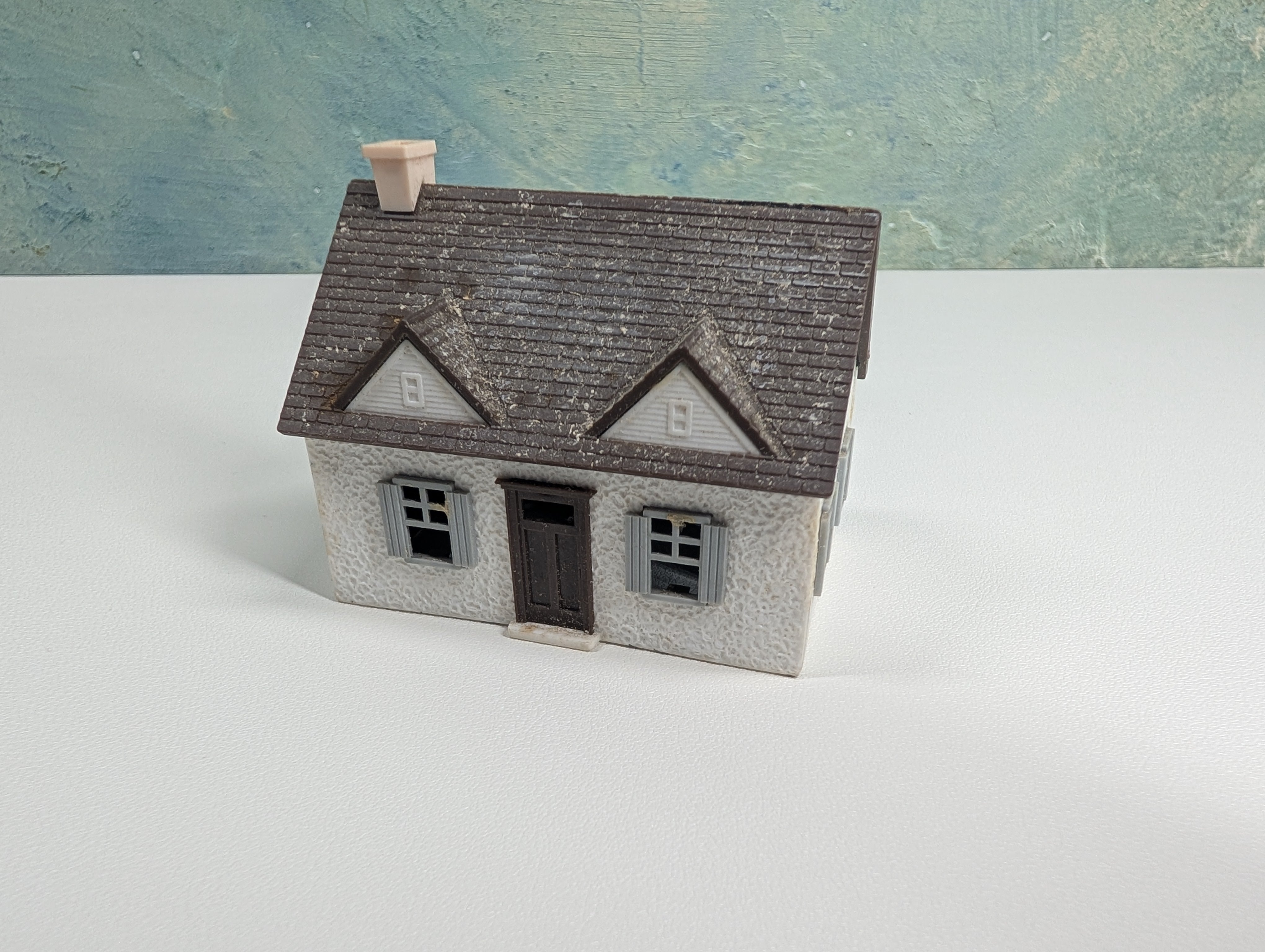 USED HO Scale Little White House