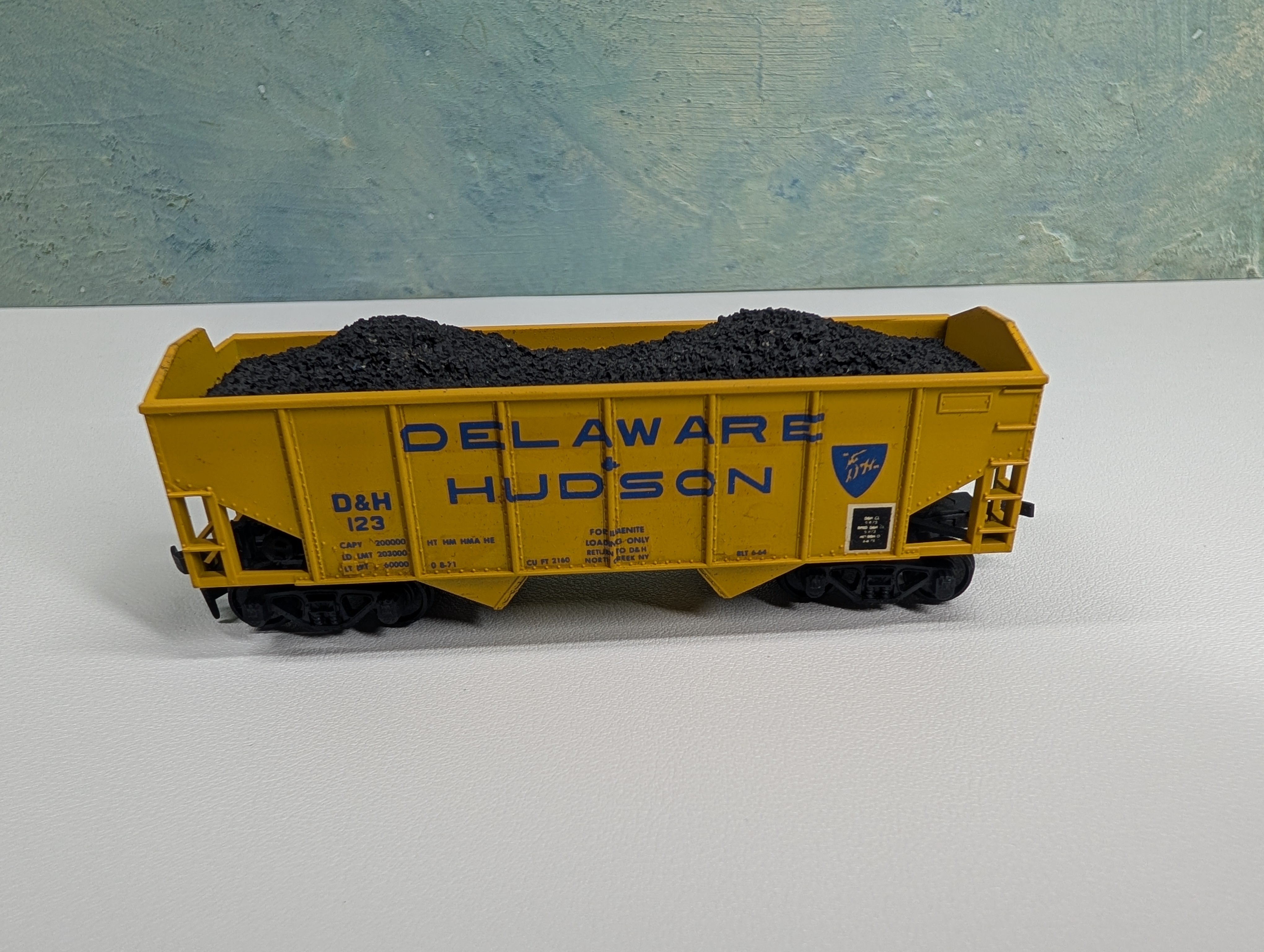 USED Athearn 5443 HO Scale 34' Ribbed-Side Hopper Delaware and Hudson D&H #123 w/ Coal Load, Decals
