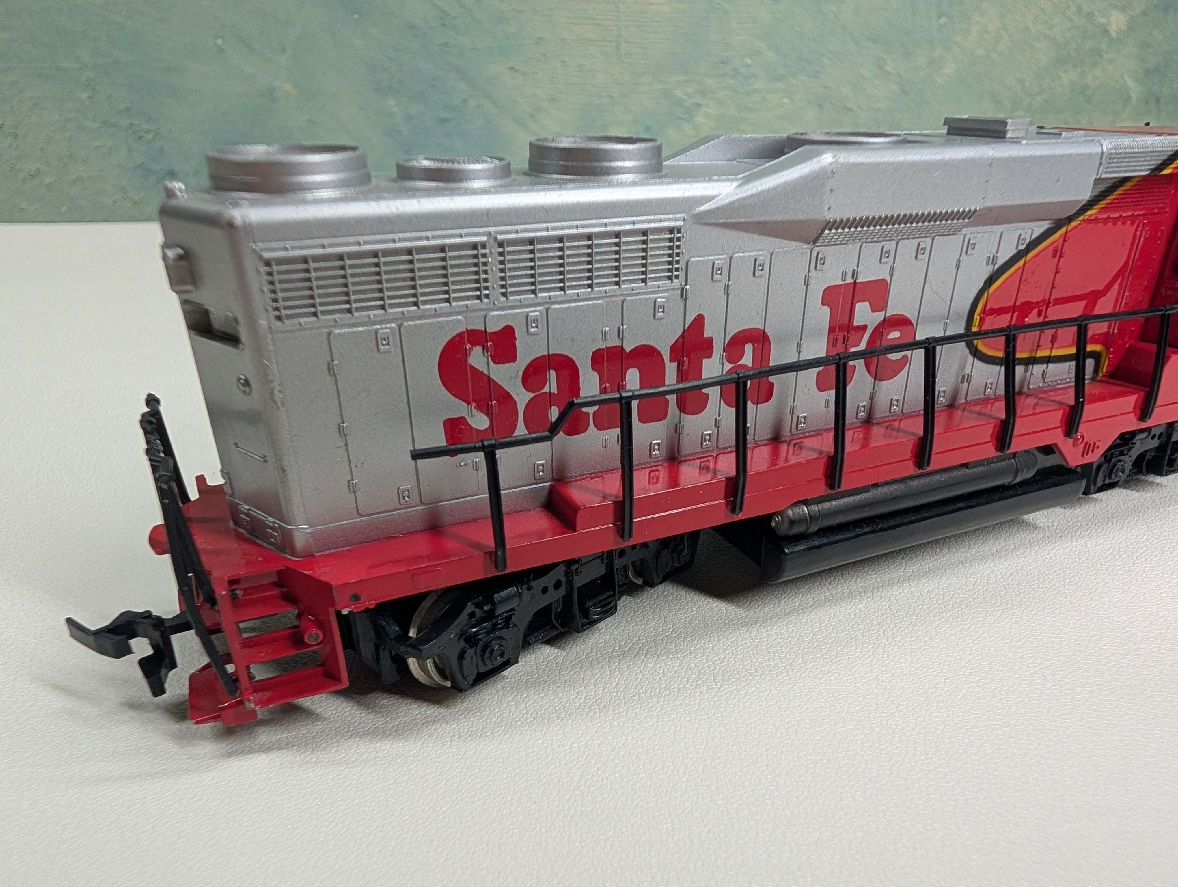 USED Bachmann HO Scale GP30 Diesel Locomotive Santa Fe #5622 Runs DC