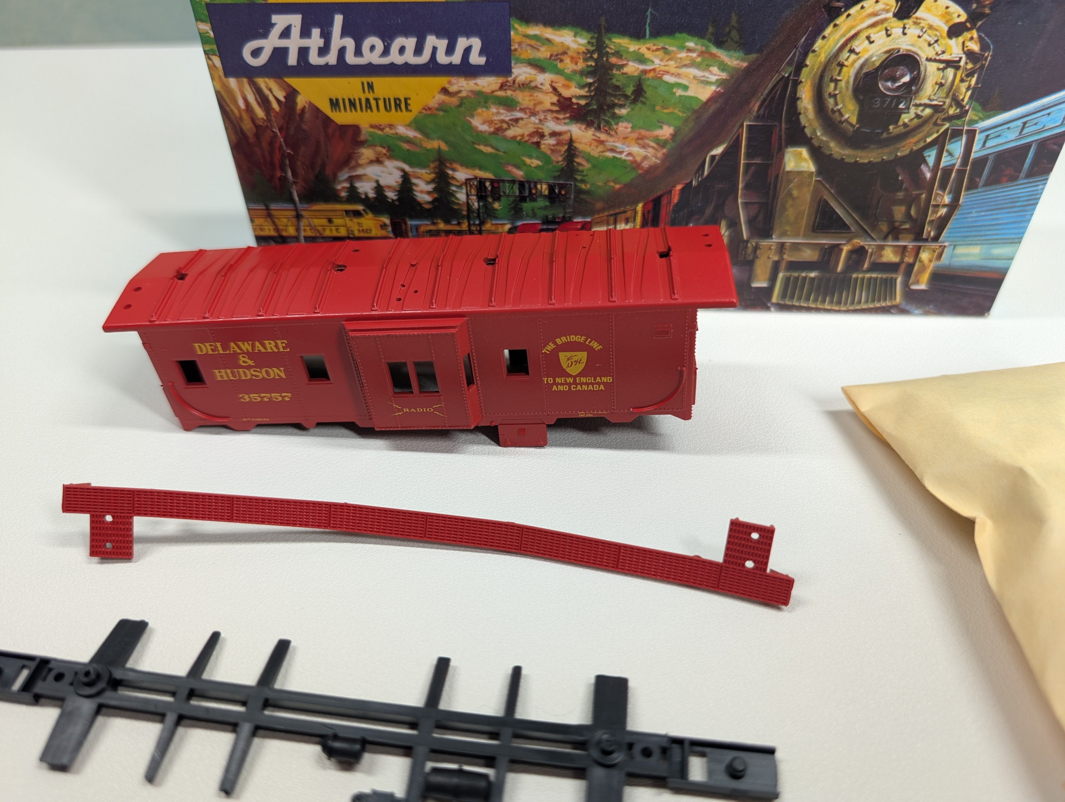 USED Athearn #236-1 HO Scale Bay Window Caboose Delaware and Hudson #35757 Bev-Bel KIT