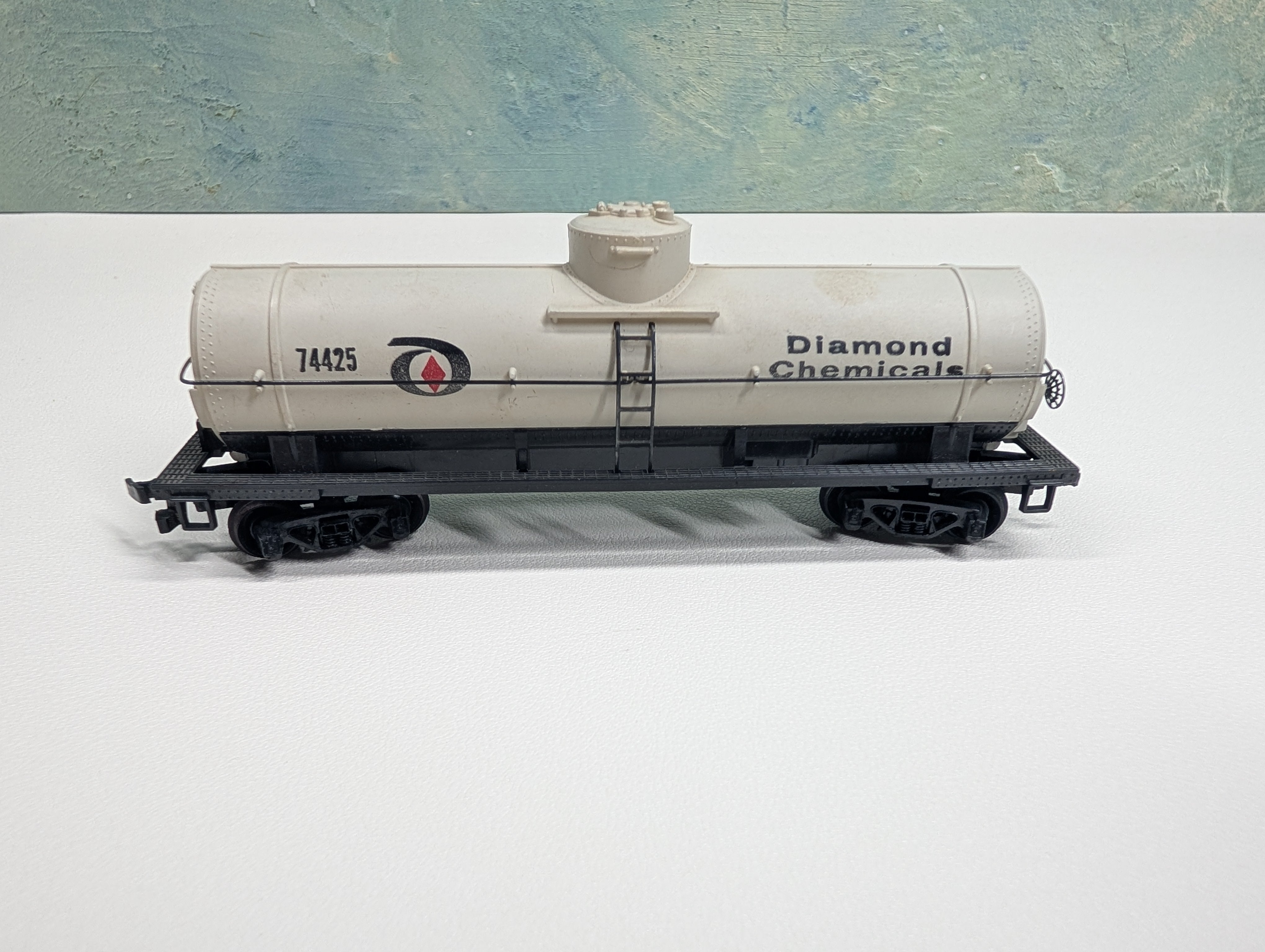 USED HO Scale Single Dome Tank Car Diamond Chemicals #74424