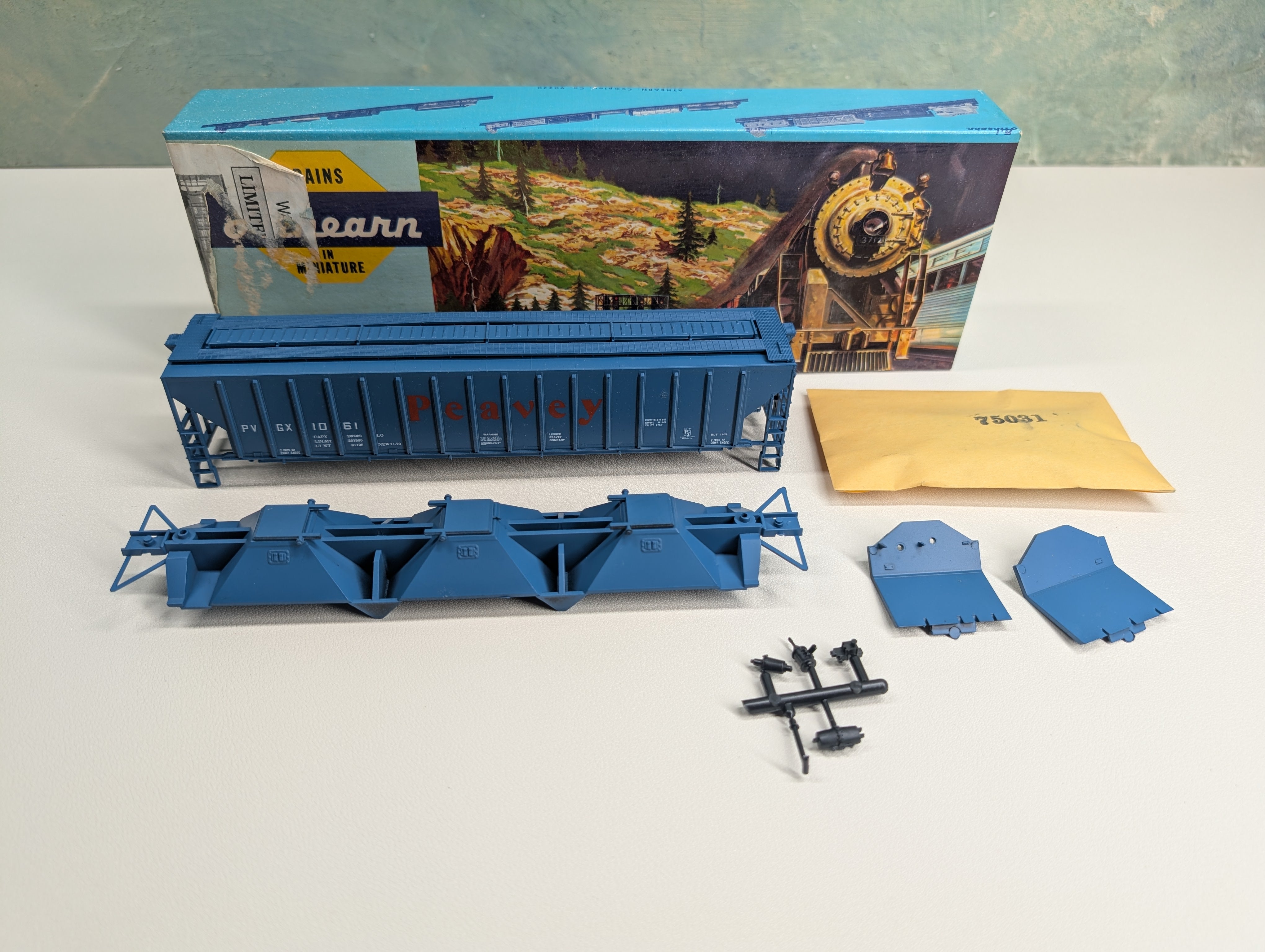 USED Athearn HO Scale Rib-Side Covered Hopper Peavey PVGX #1061 KIT