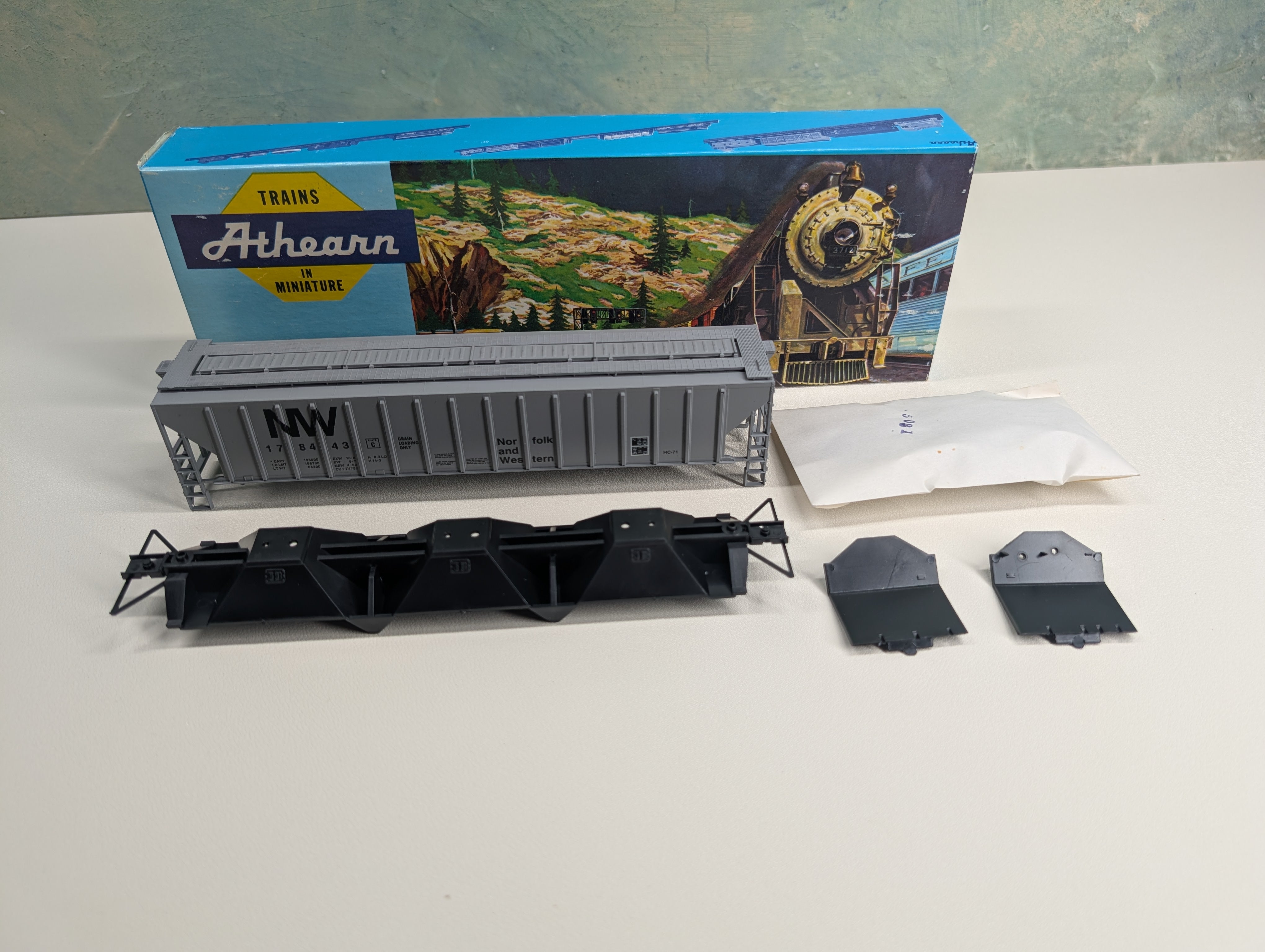 USED Athearn HO Scale Rib-Side Covered Hopper Norfolk & Western NW #178443 KIT