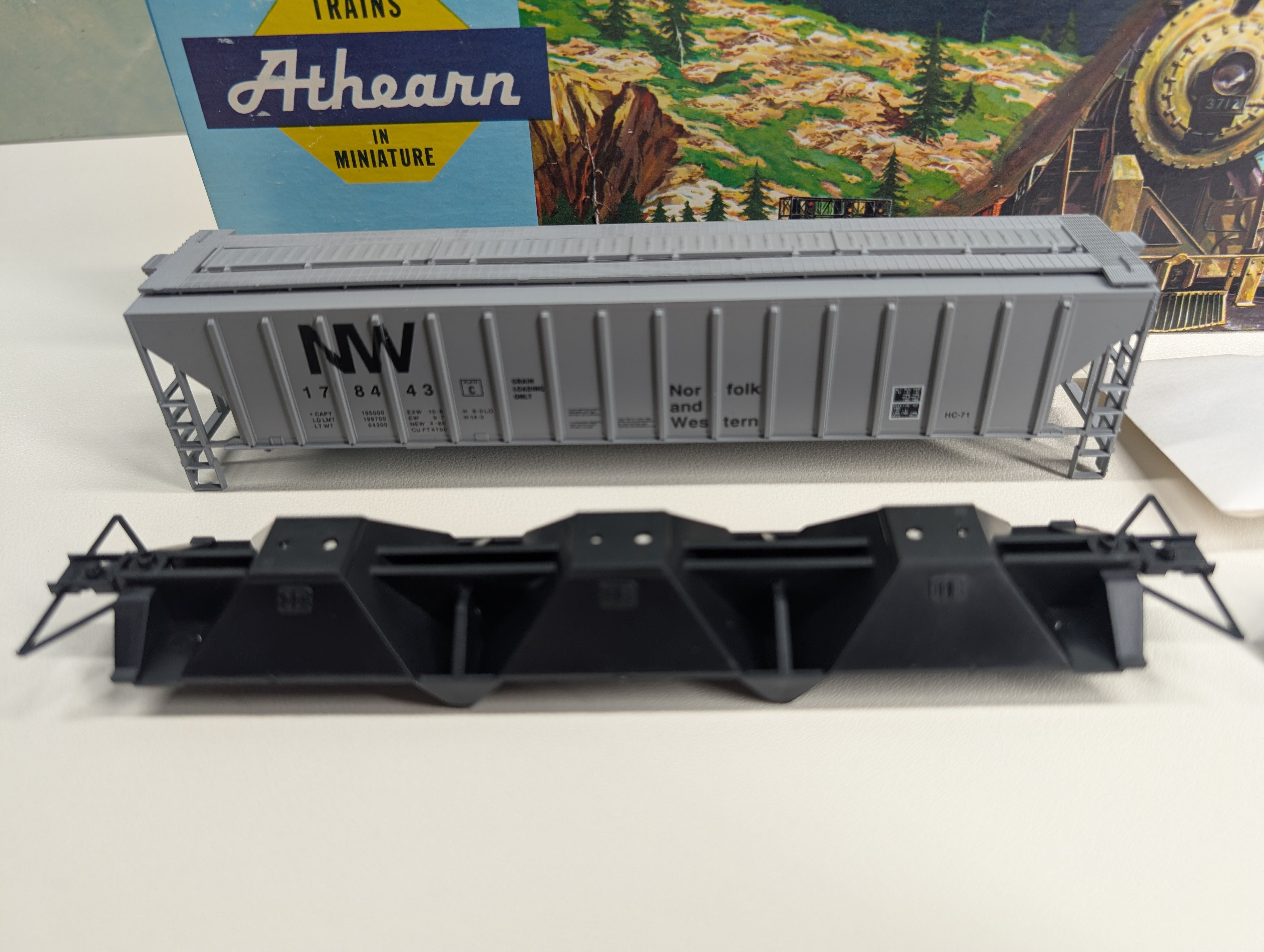 USED Athearn HO Scale Rib-Side Covered Hopper Norfolk & Western NW #178443 KIT