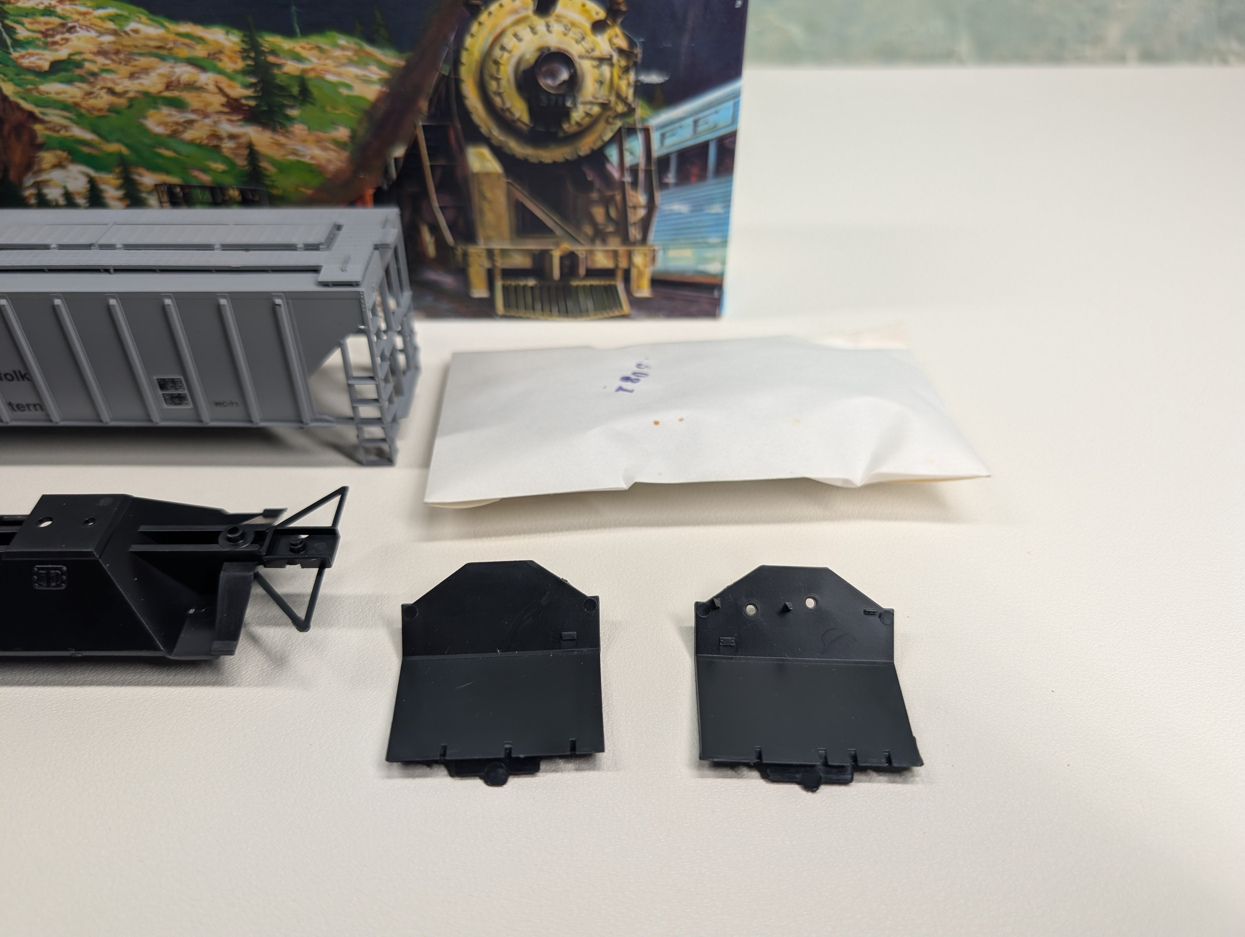 USED Athearn HO Scale Rib-Side Covered Hopper Norfolk & Western NW #178443 KIT