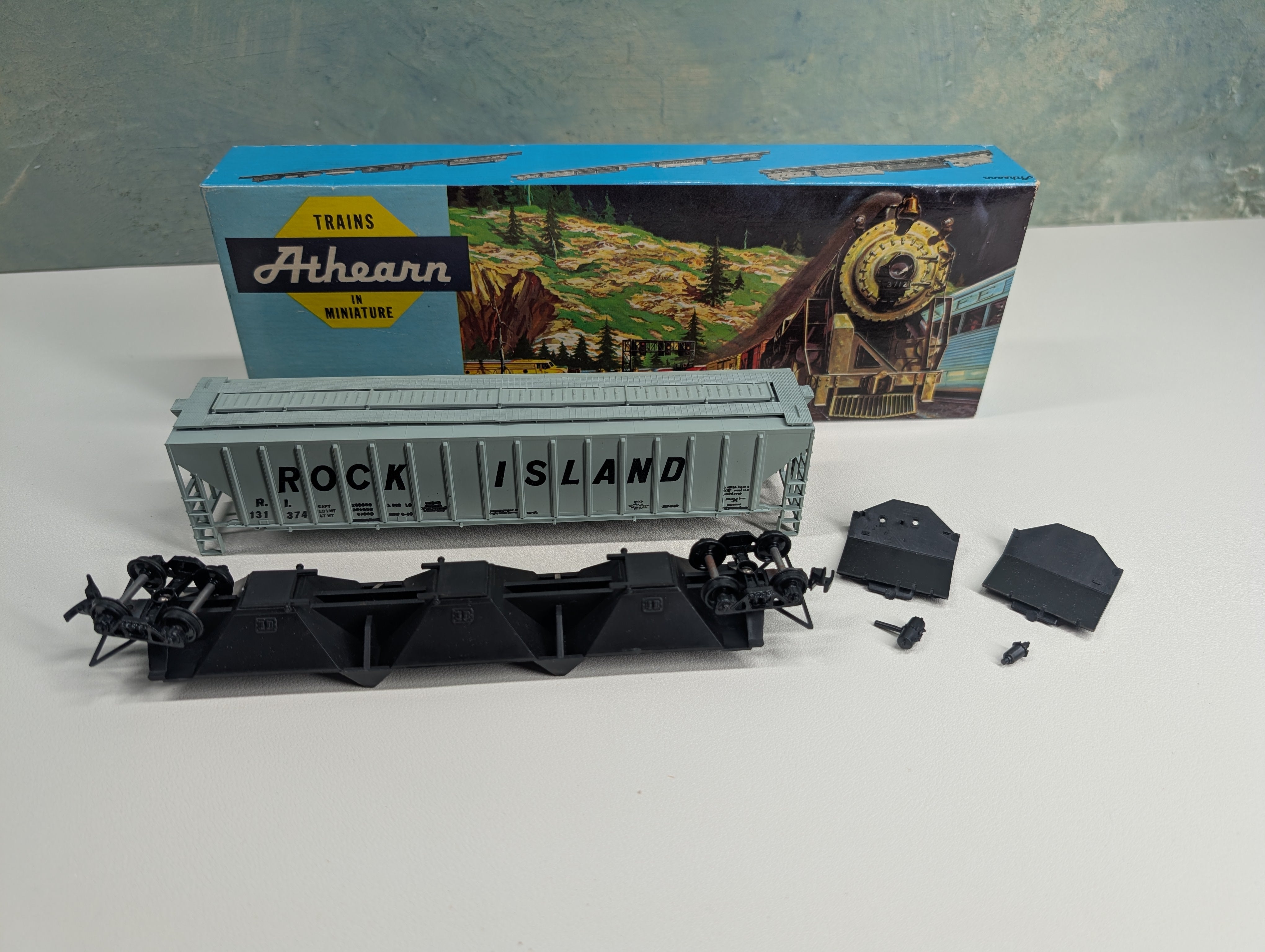 USED Athearn HO Scale Rib-Side Covered Hopper Rock Island RI #131374 KIT