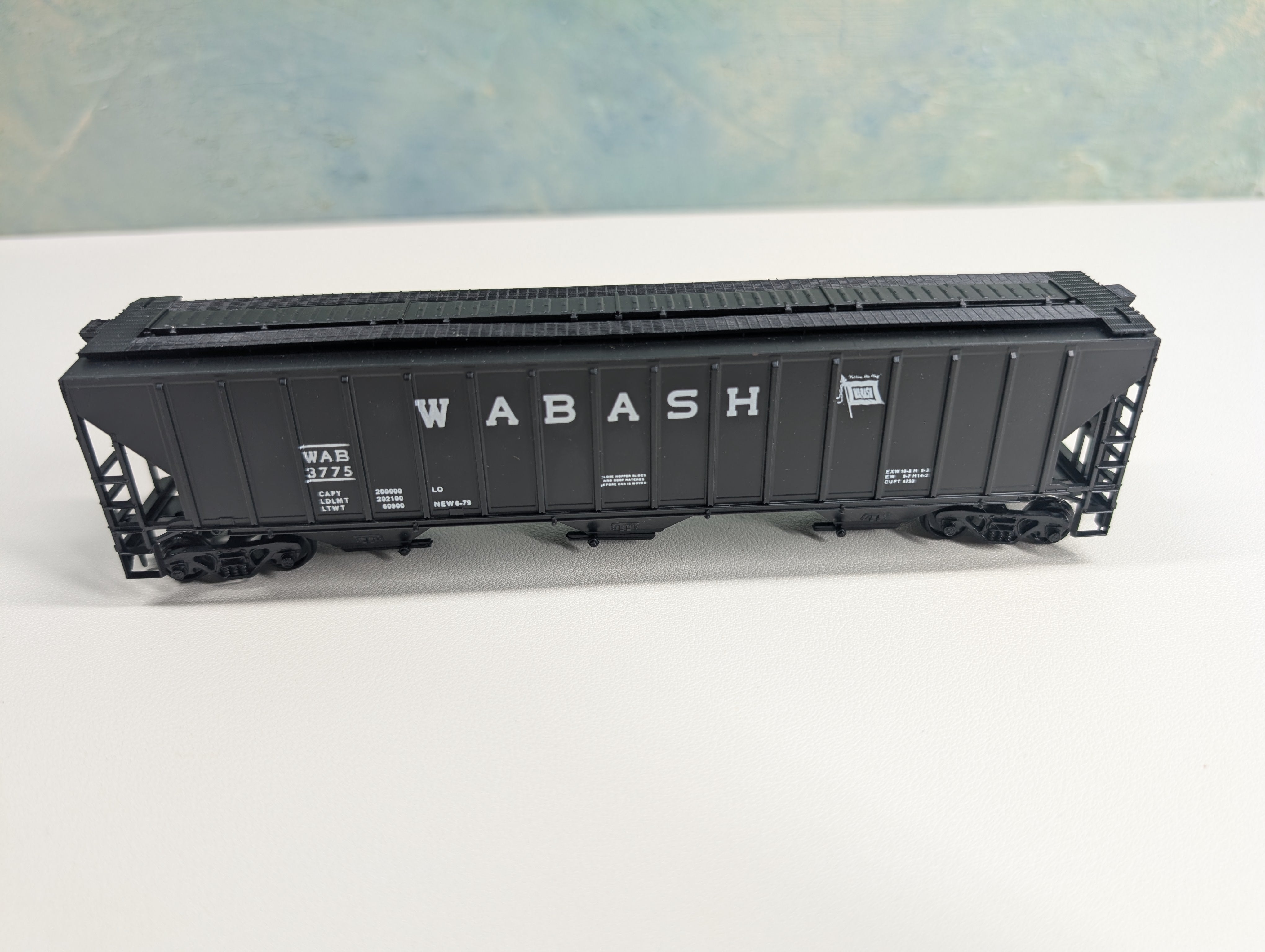 USED Athearn #1418 HO Scale Rib-Side Covered Hopper Wabash WAB #3775 Bev-Bel
