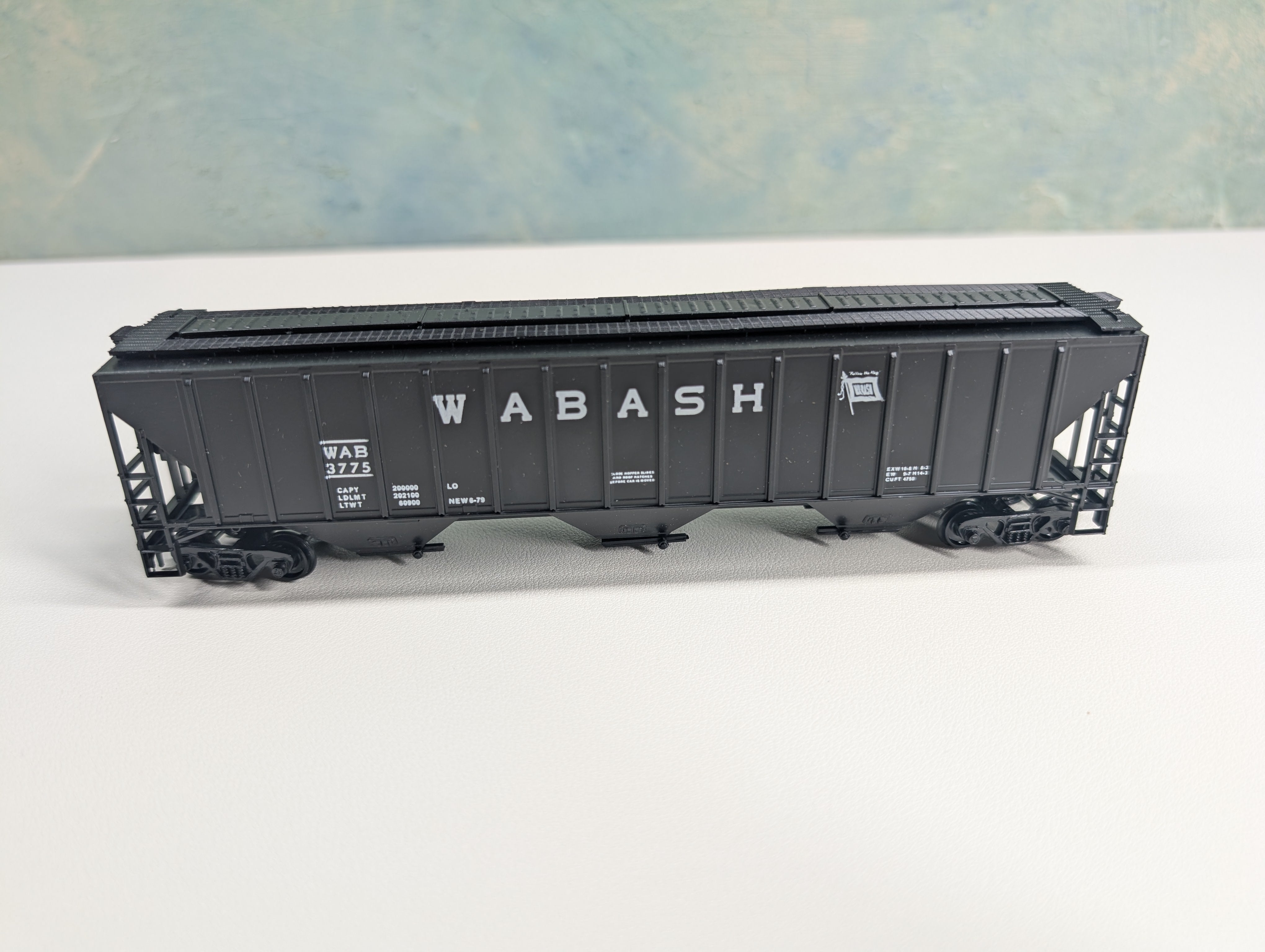 USED Athearn #1418 HO Scale Rib-Side Covered Hopper Wabash WAB #3775 Bev-Bel