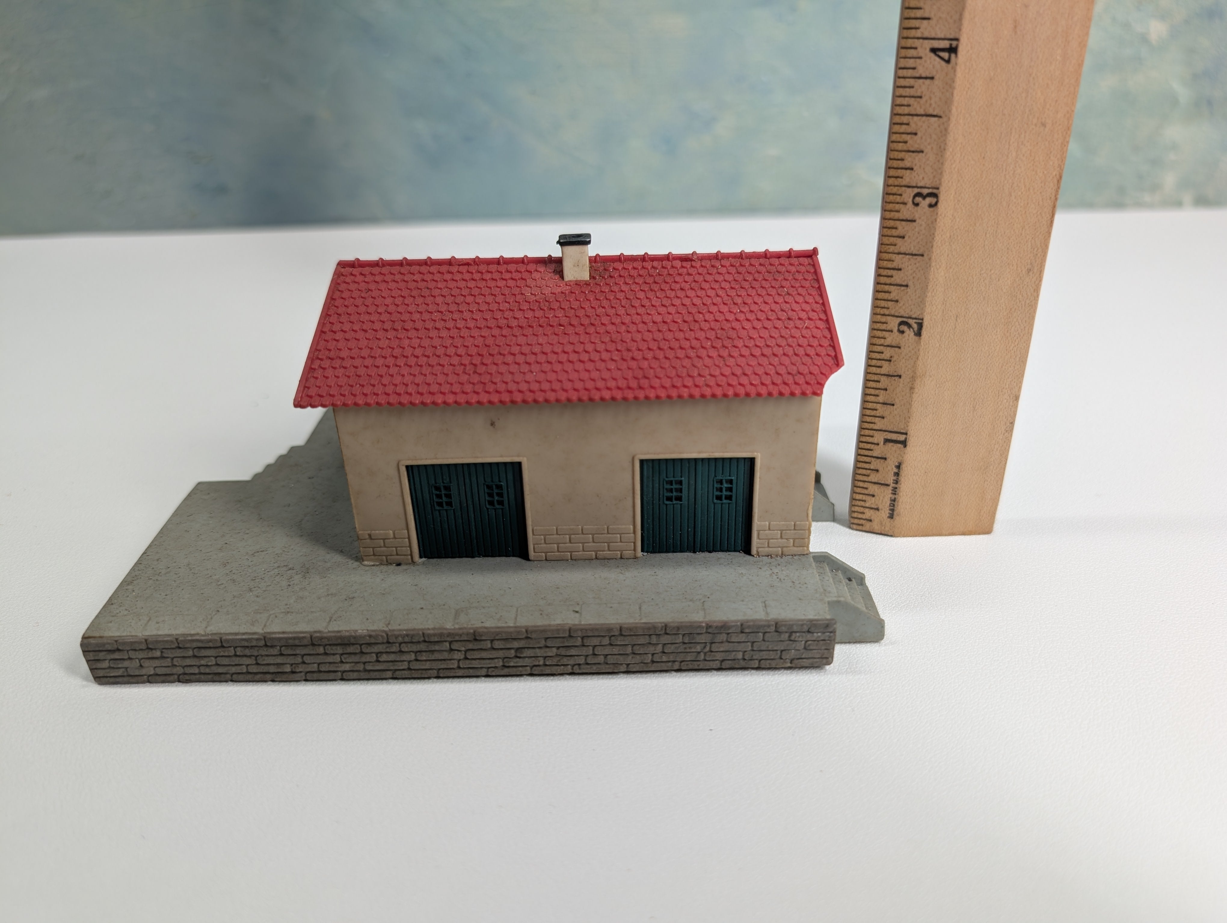 USED Hoffman HO Scale Garage
