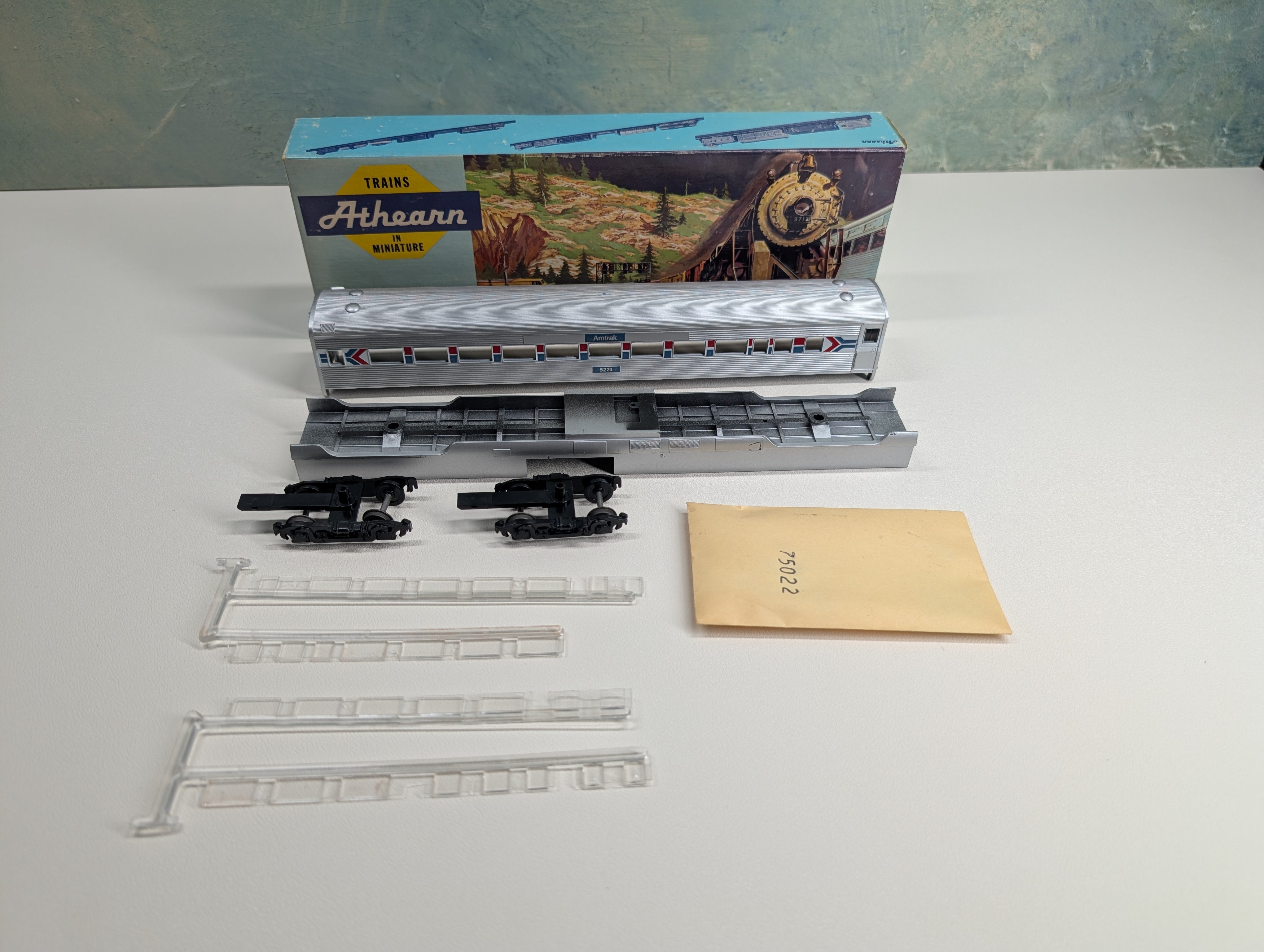 USED Athearn 1819 HO Scale Streamlined Coach Passenger Car Amtrak #5221 KIT