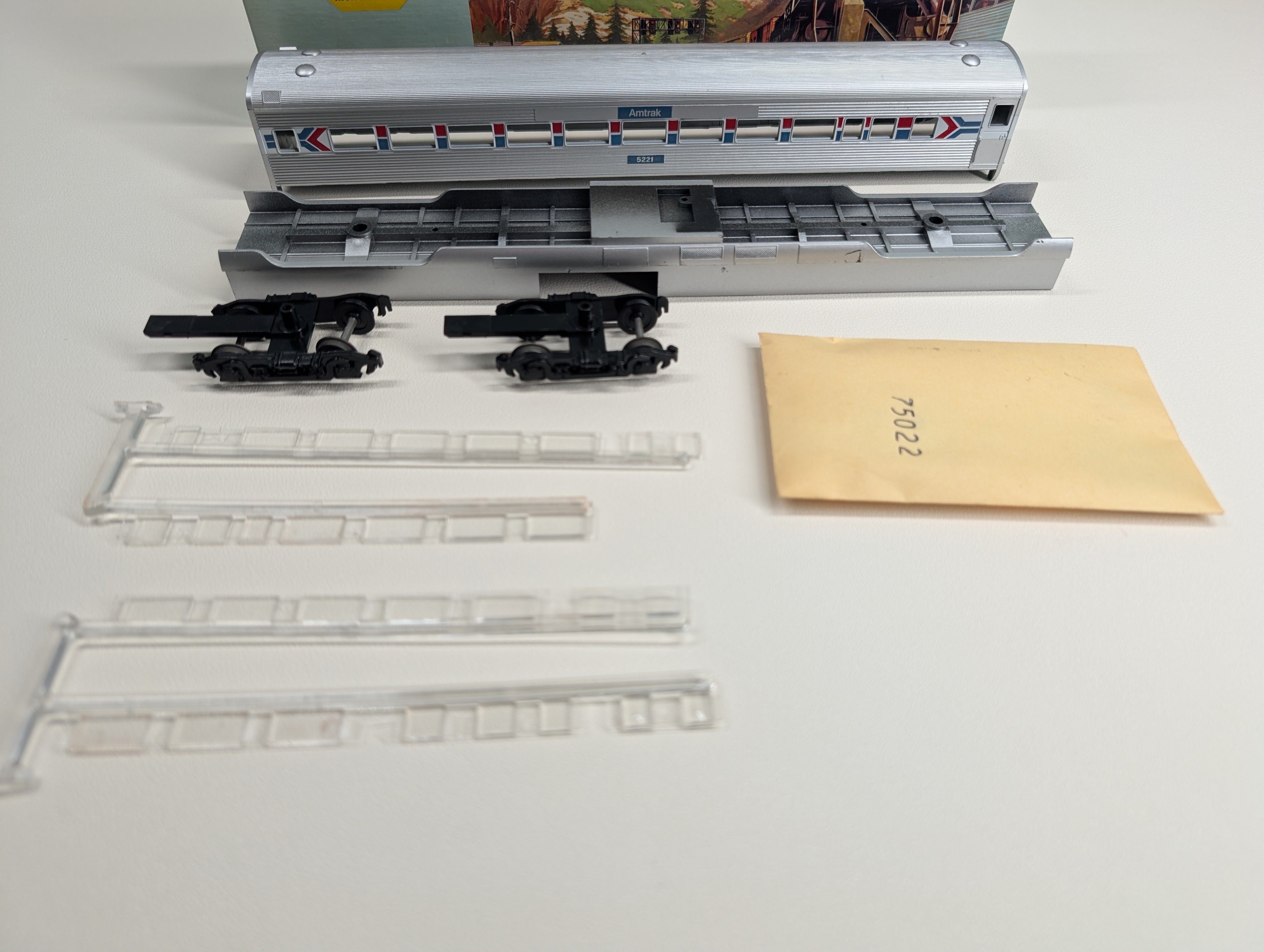 USED Athearn 1819 HO Scale Streamlined Coach Passenger Car Amtrak #5221 KIT