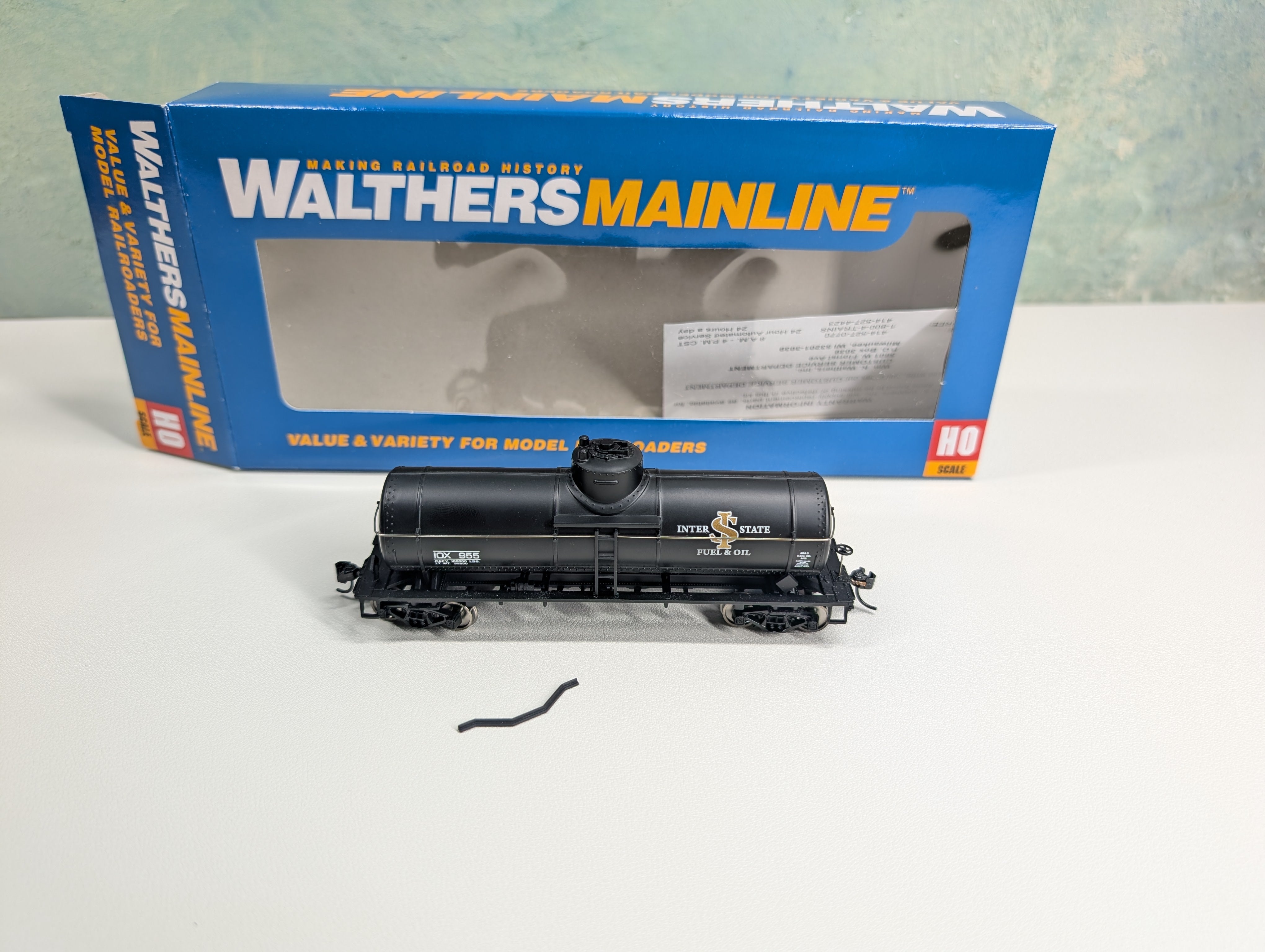 WalthersMainline 910-1012 HO Scale 36' 10,000 Gallon Tank Car Interstate Fuel & Oil IOX #955