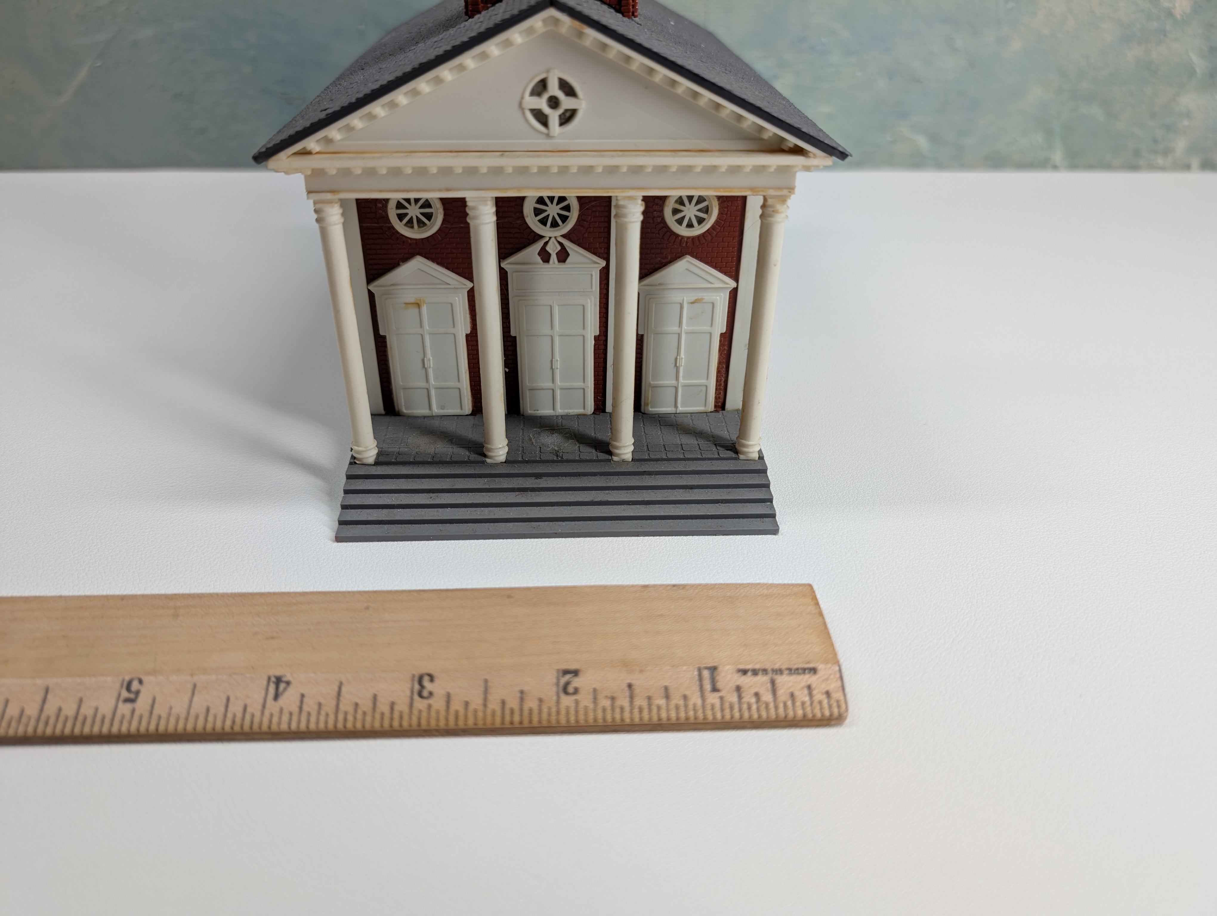 USED HO Scale Large Brick Church