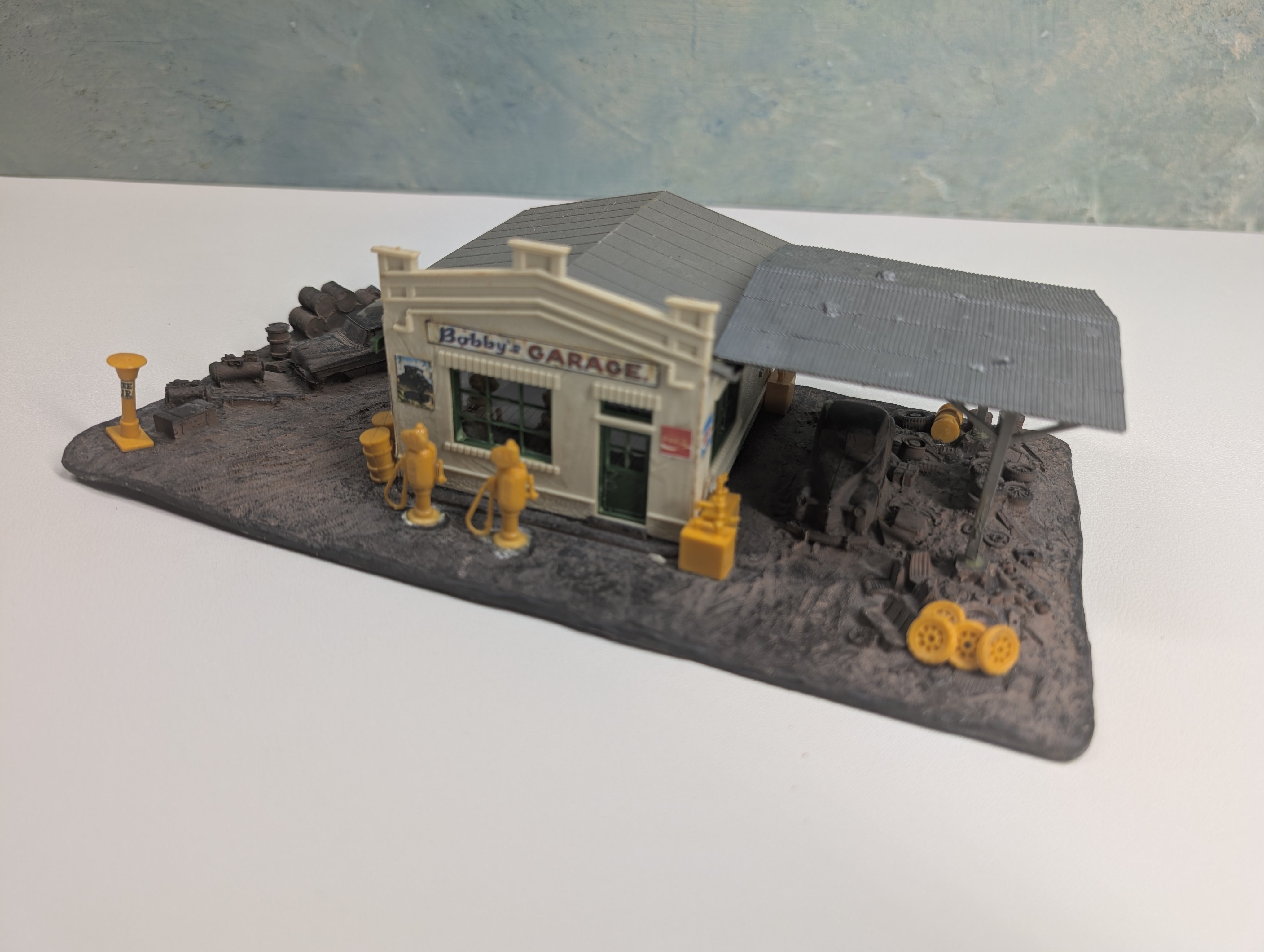 USED HO Scale Bobby's Garage, Scrap Yard Scene, Weathered