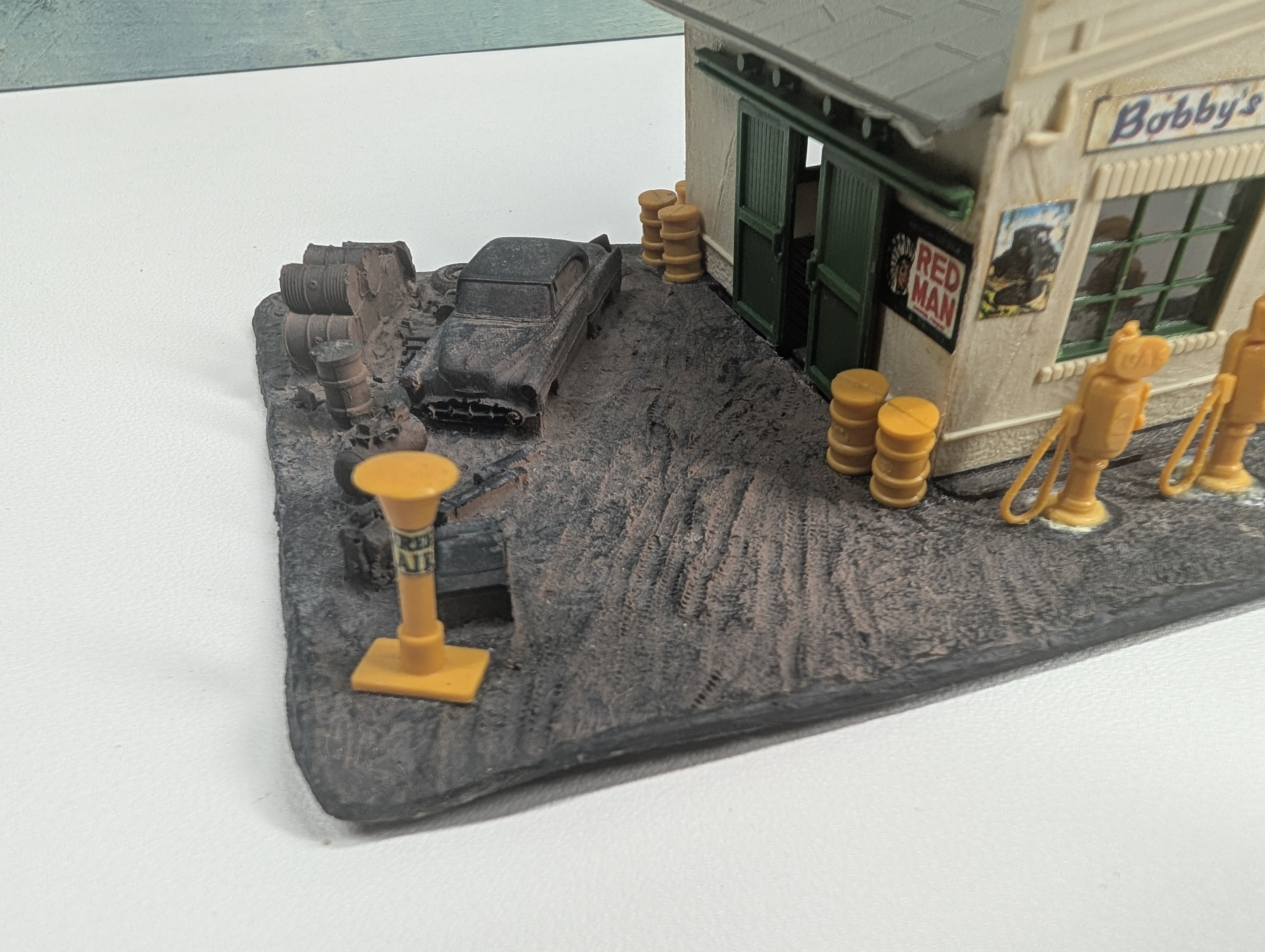 USED HO Scale Bobby's Garage, Scrap Yard Scene, Weathered
