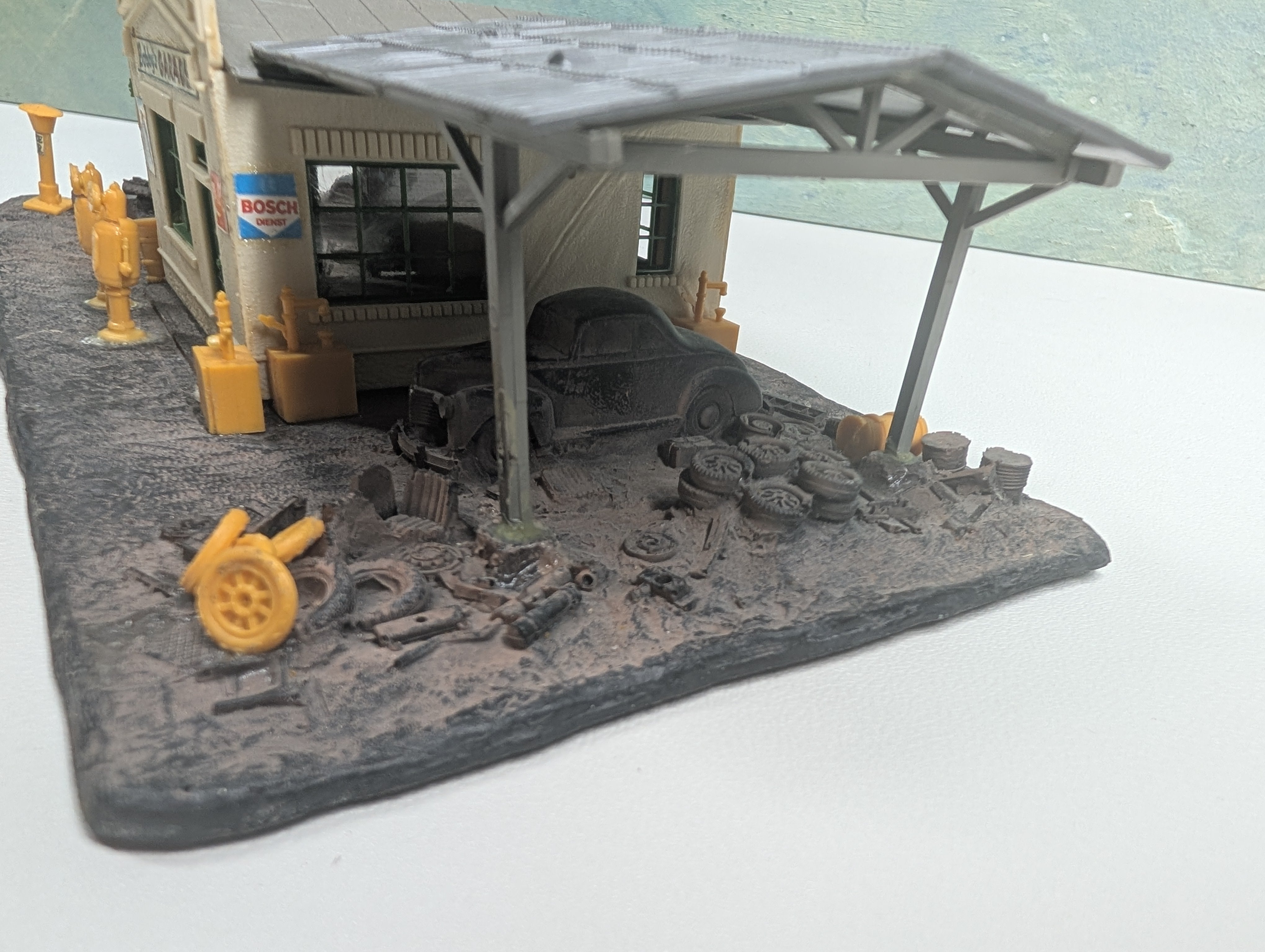 USED HO Scale Bobby's Garage, Scrap Yard Scene, Weathered