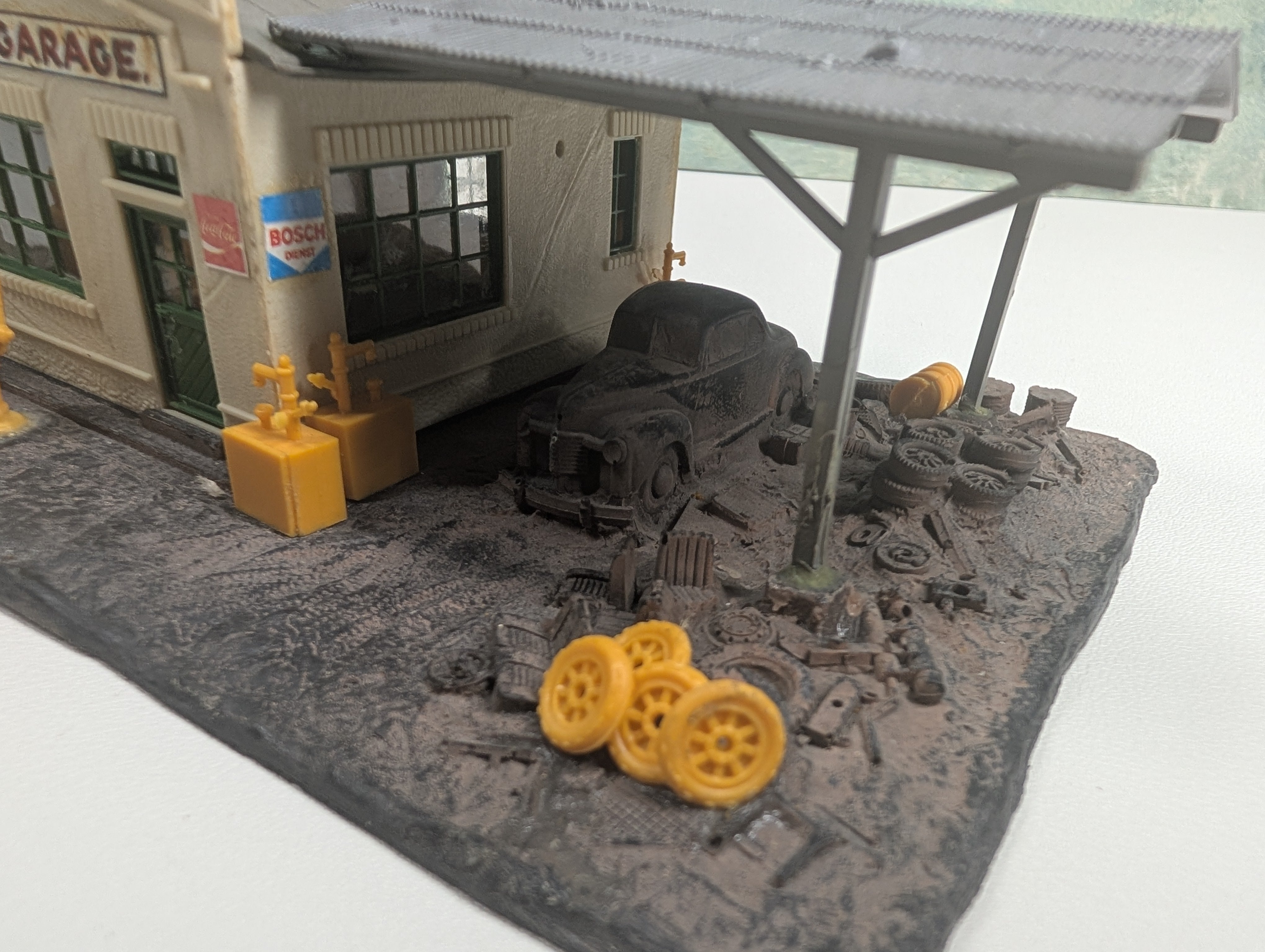USED HO Scale Bobby's Garage, Scrap Yard Scene, Weathered
