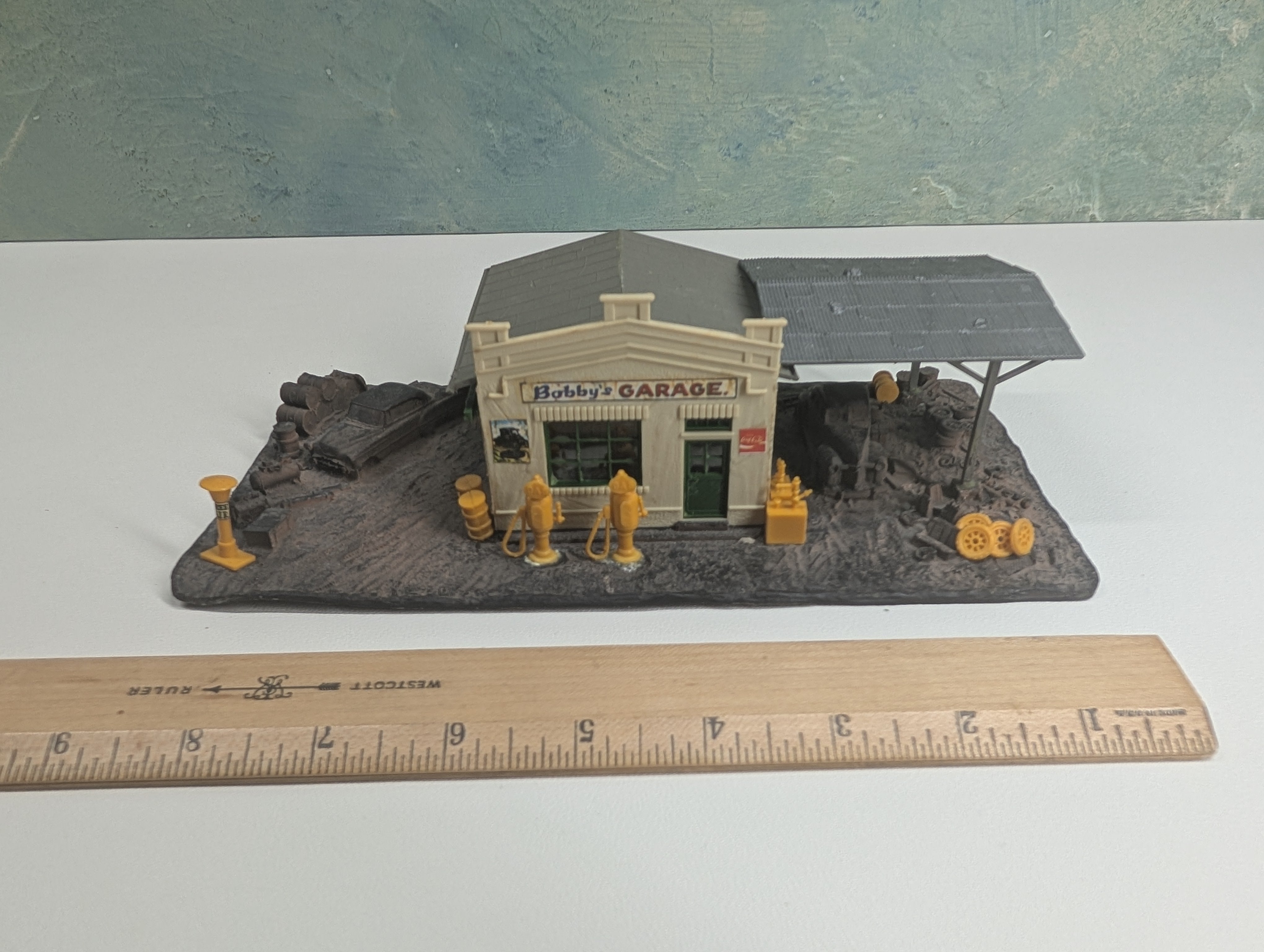 USED HO Scale Bobby's Garage, Scrap Yard Scene, Weathered