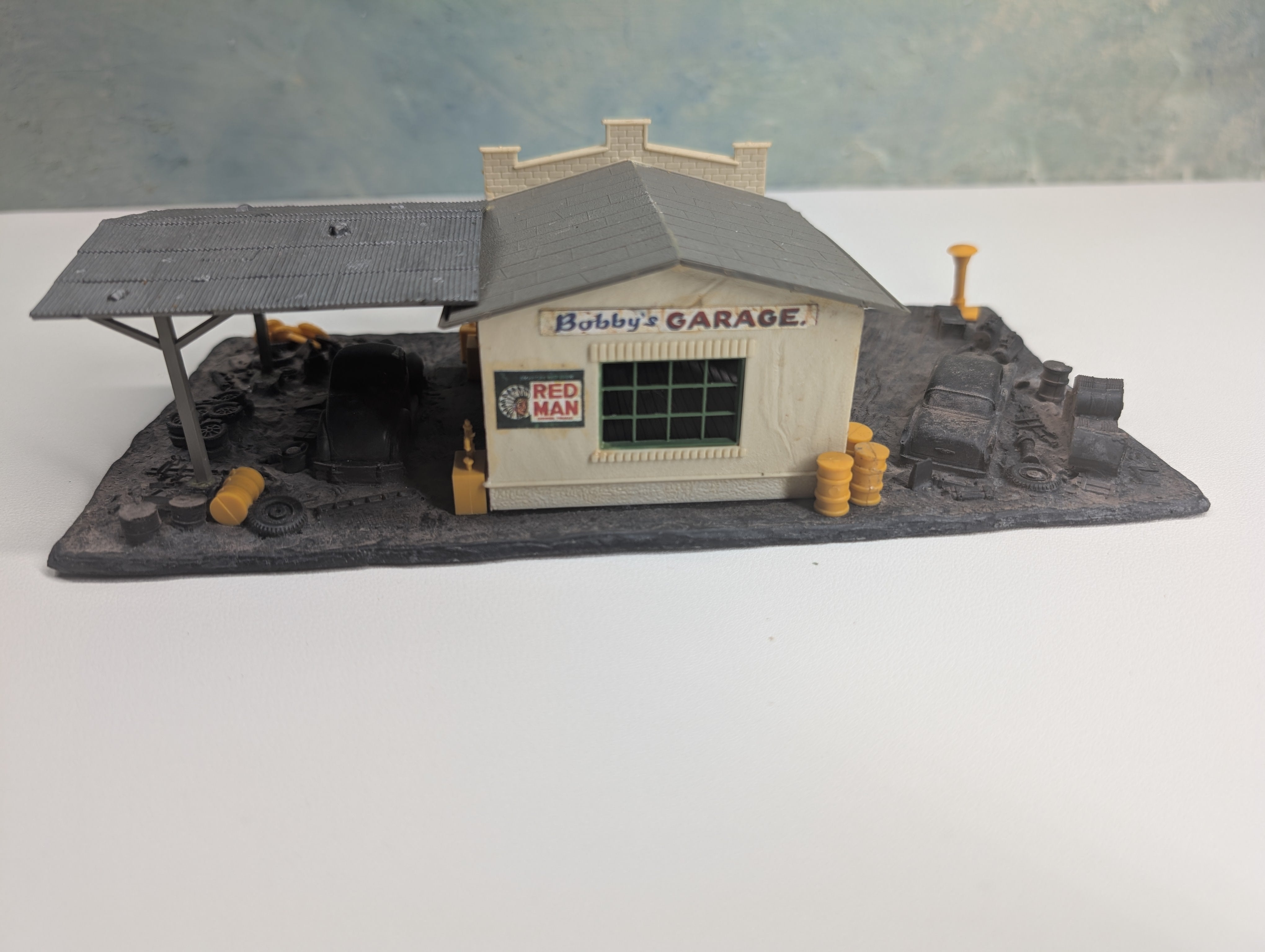 USED HO Scale Bobby's Garage, Scrap Yard Scene, Weathered