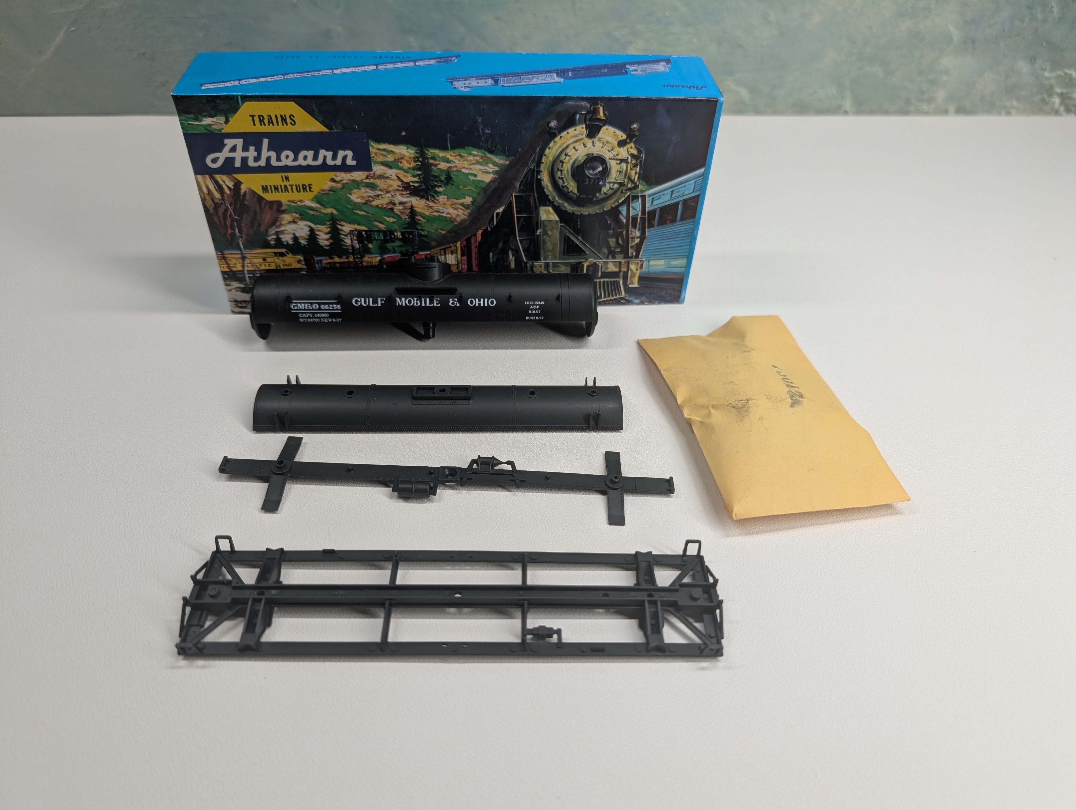 USED Athearn HO Scale Single Dome Tank Car Gulf Mobile & Ohio GM&O #66256 End Cab Models KIT