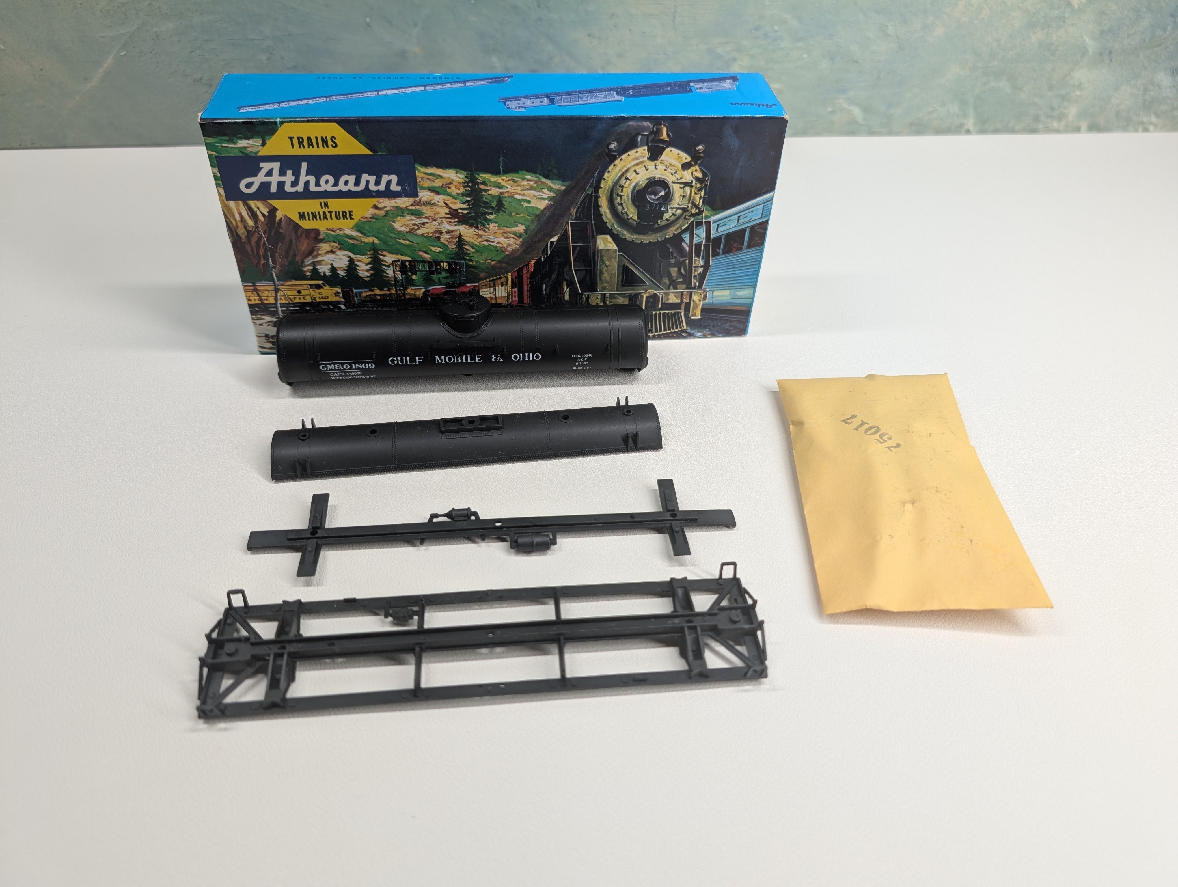 USED Athearn HO Scale Single Dome Tank Car Gulf Mobile & Ohio GM&O #1809 End Cab Models KIT