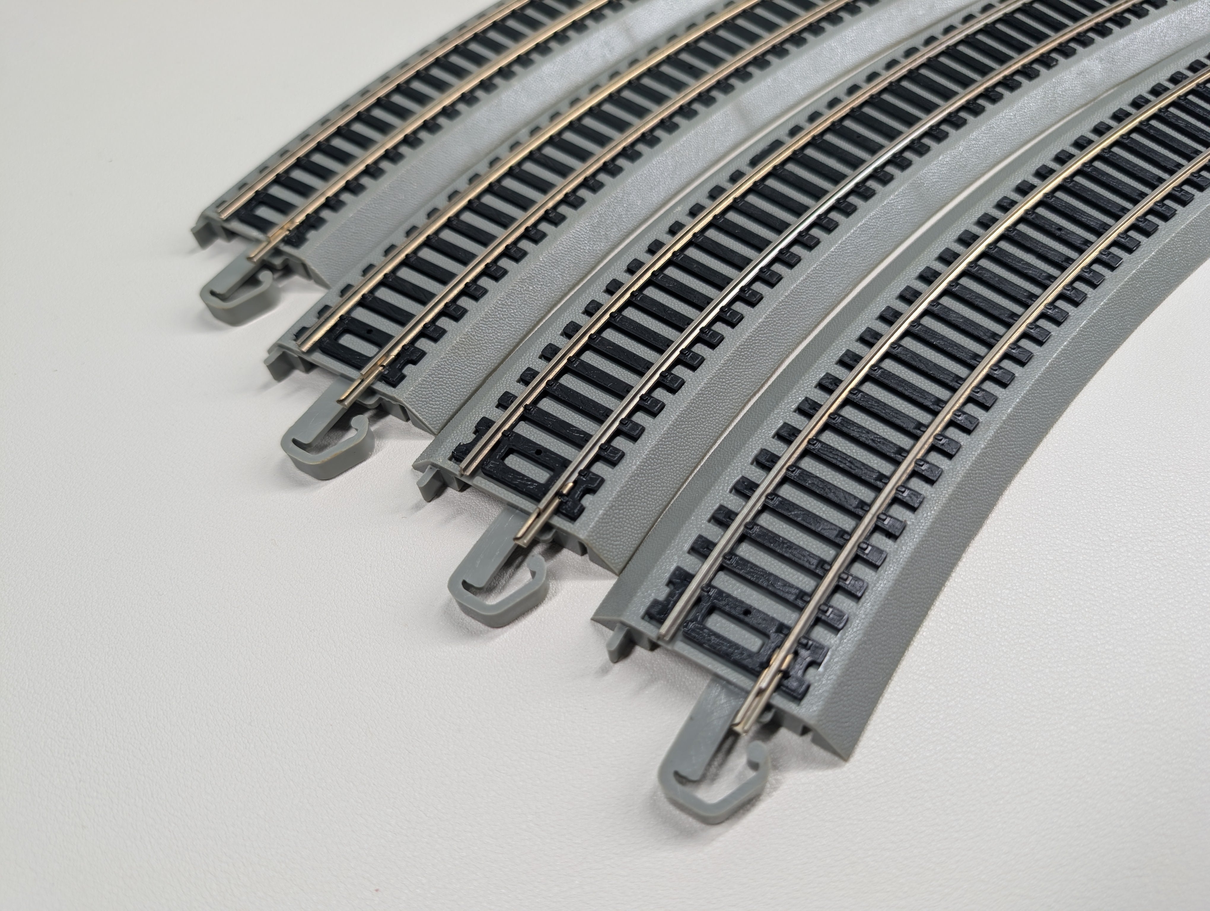 USED Bachmann HO Scale Nickel Silver E-Z Track 18" Curved Code 100 Track (4 pcs)