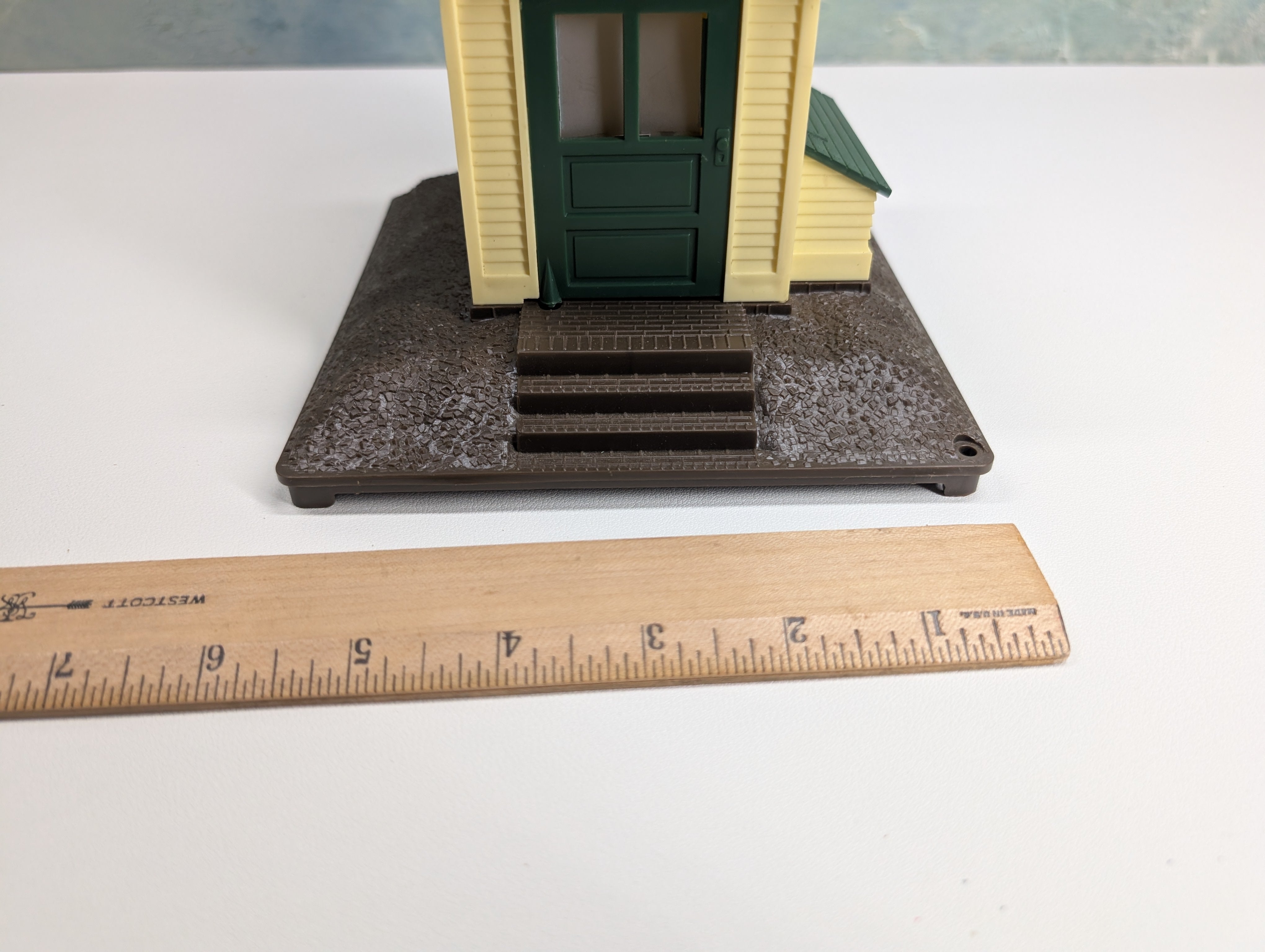 USED Lionel O Whistling Freight Shed Untested