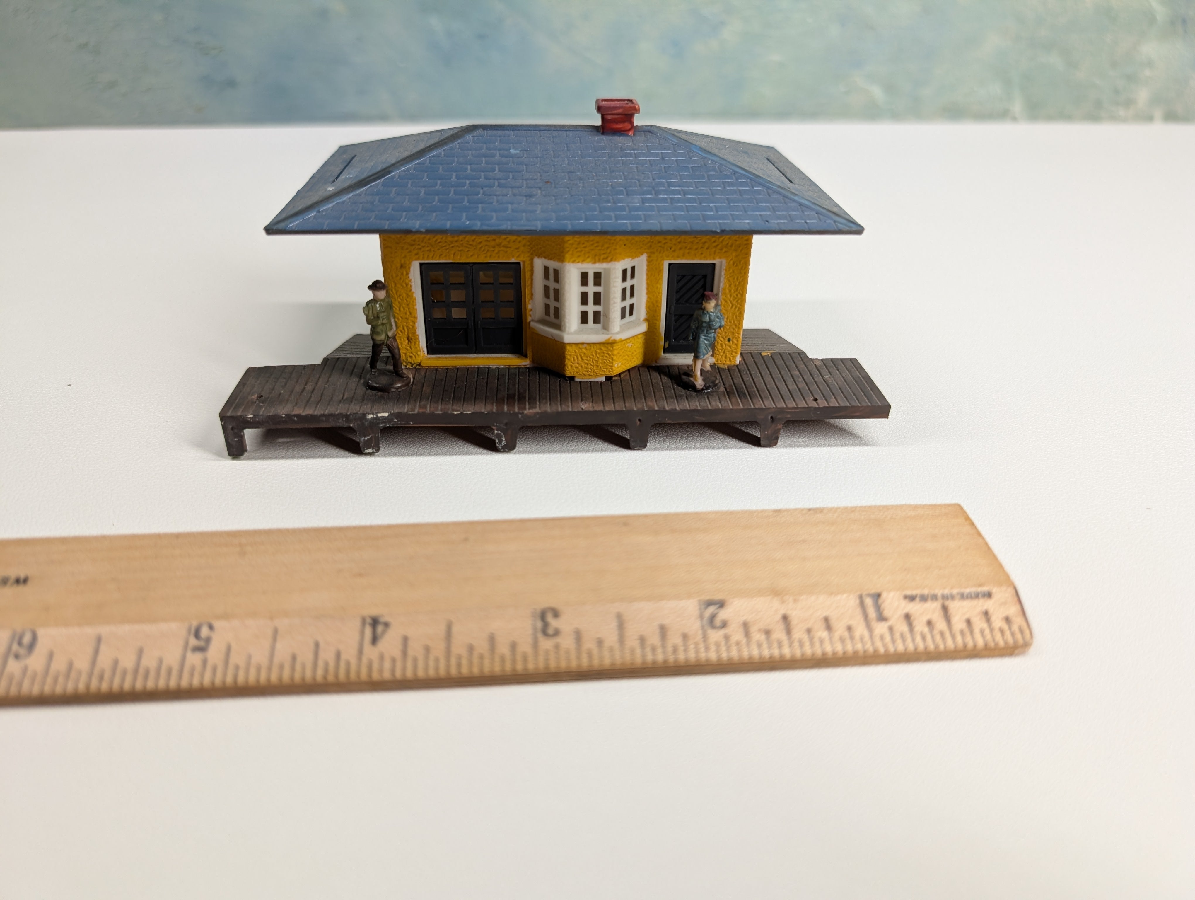 USED HO Scale Small Yellow Suburban Station
