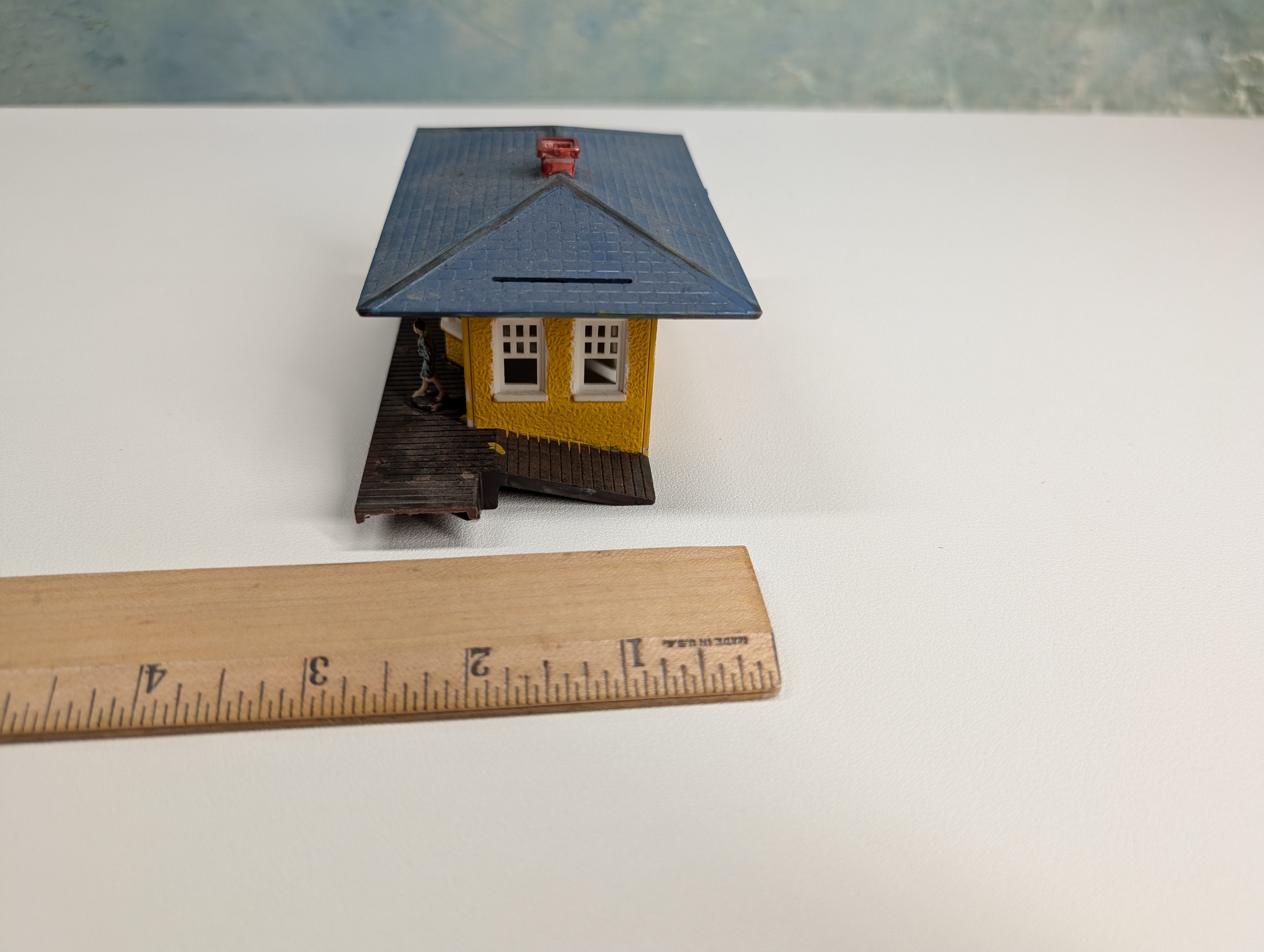 USED HO Scale Small Yellow Suburban Station