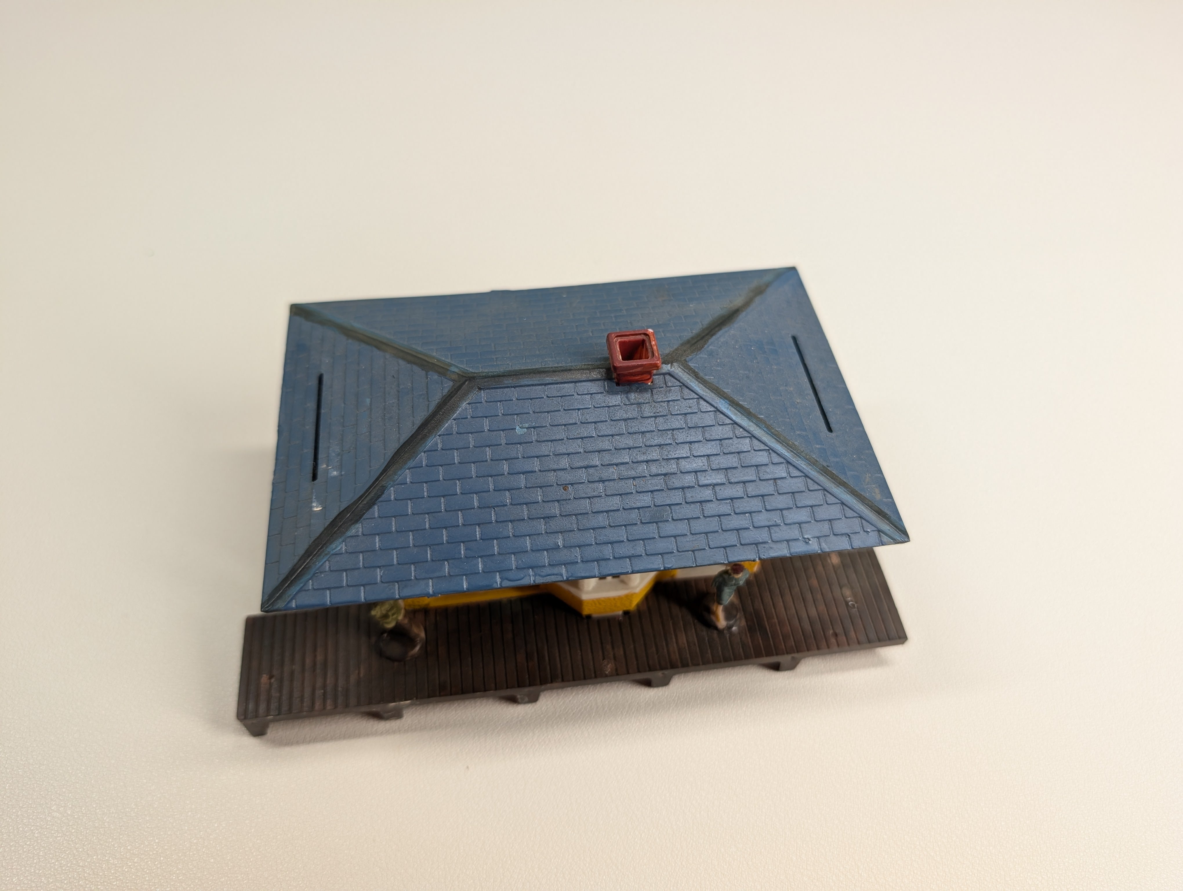 USED HO Scale Small Yellow Suburban Station